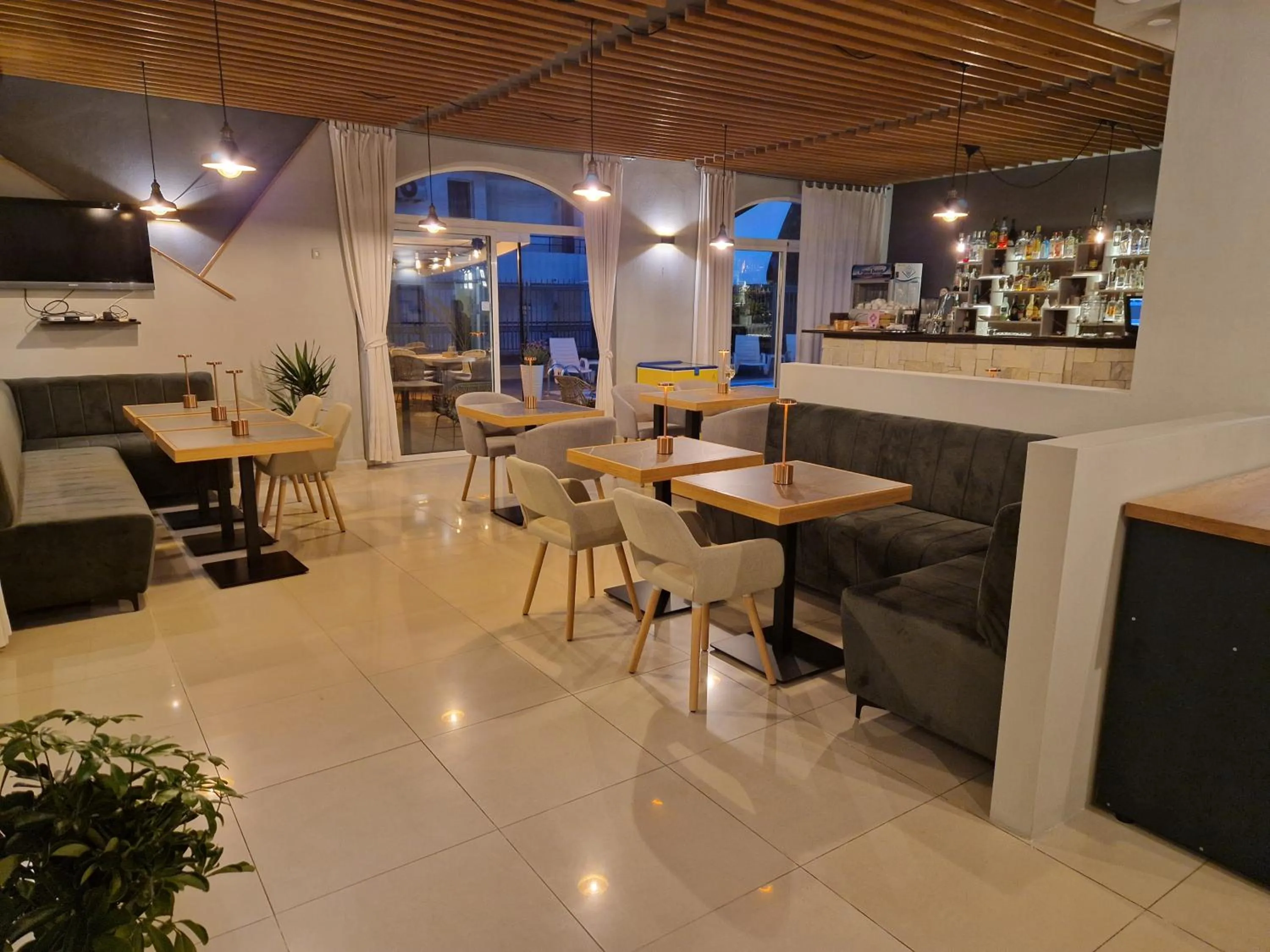 Restaurant/places to eat in Family Hotel Saga