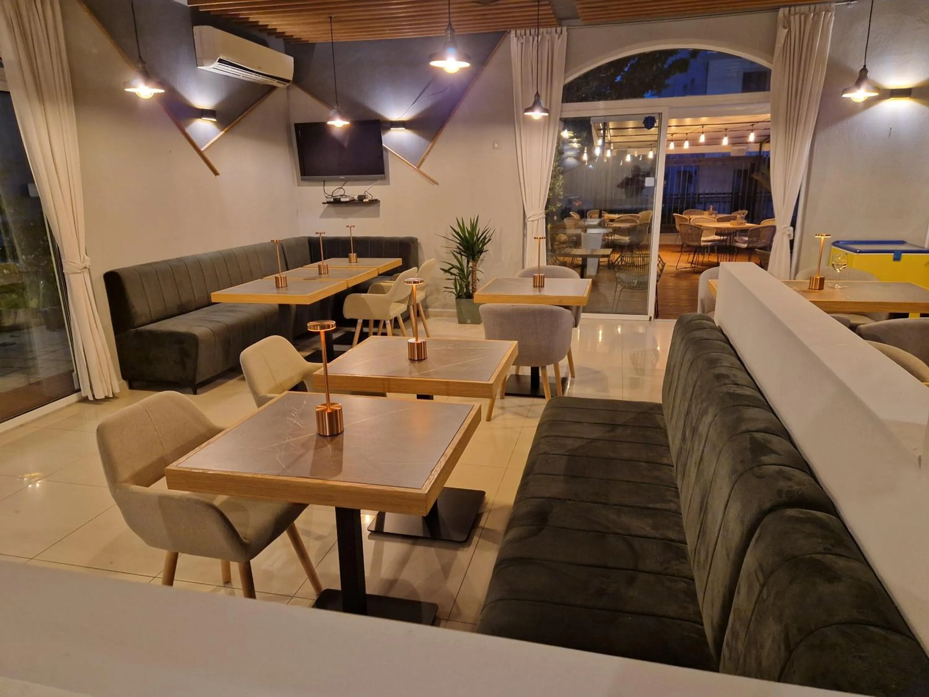 Restaurant/places to eat in Family Hotel Saga