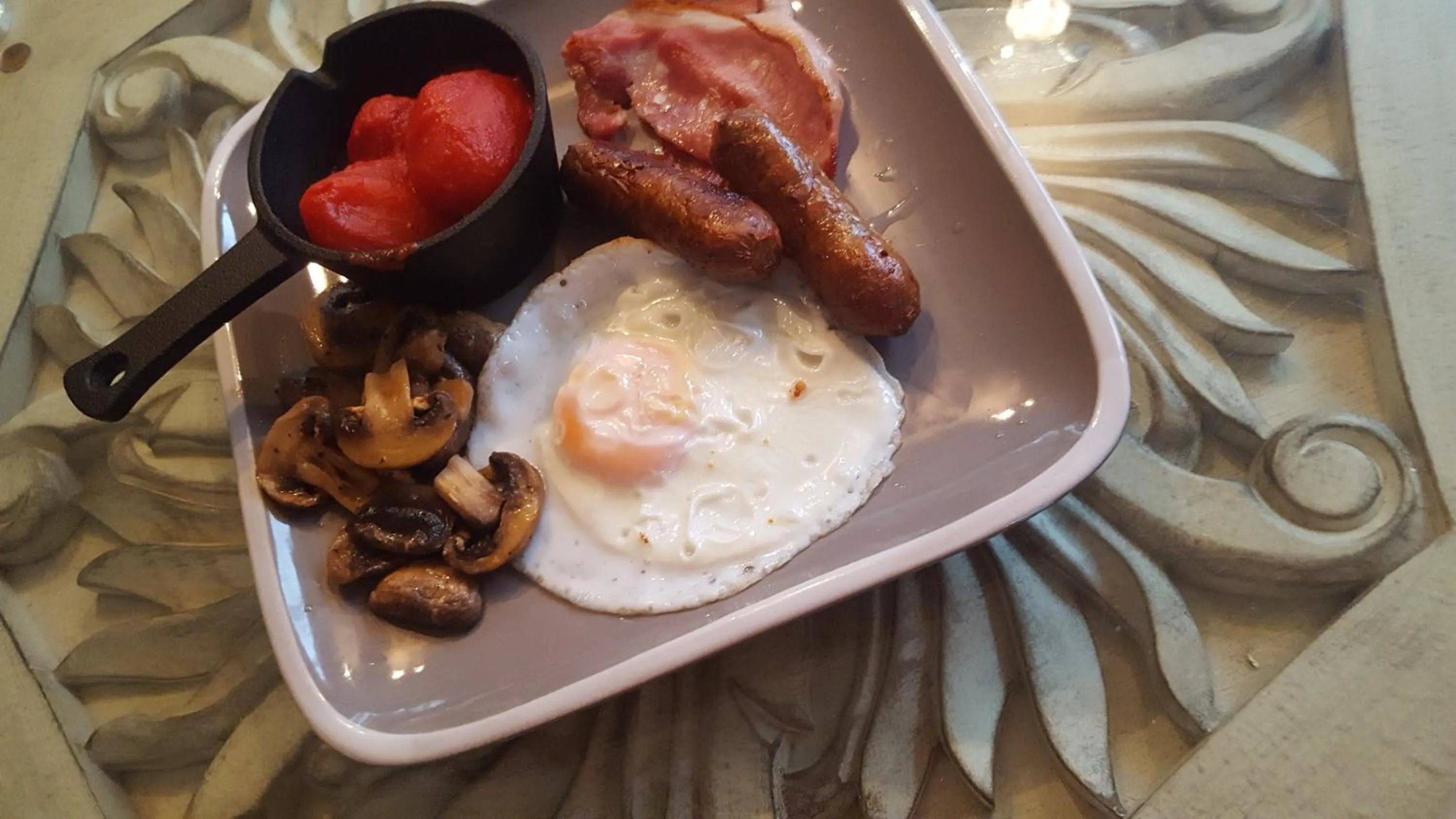 English/Irish breakfast in The White Dove Bed and Breakfast with Glamping Newark showground