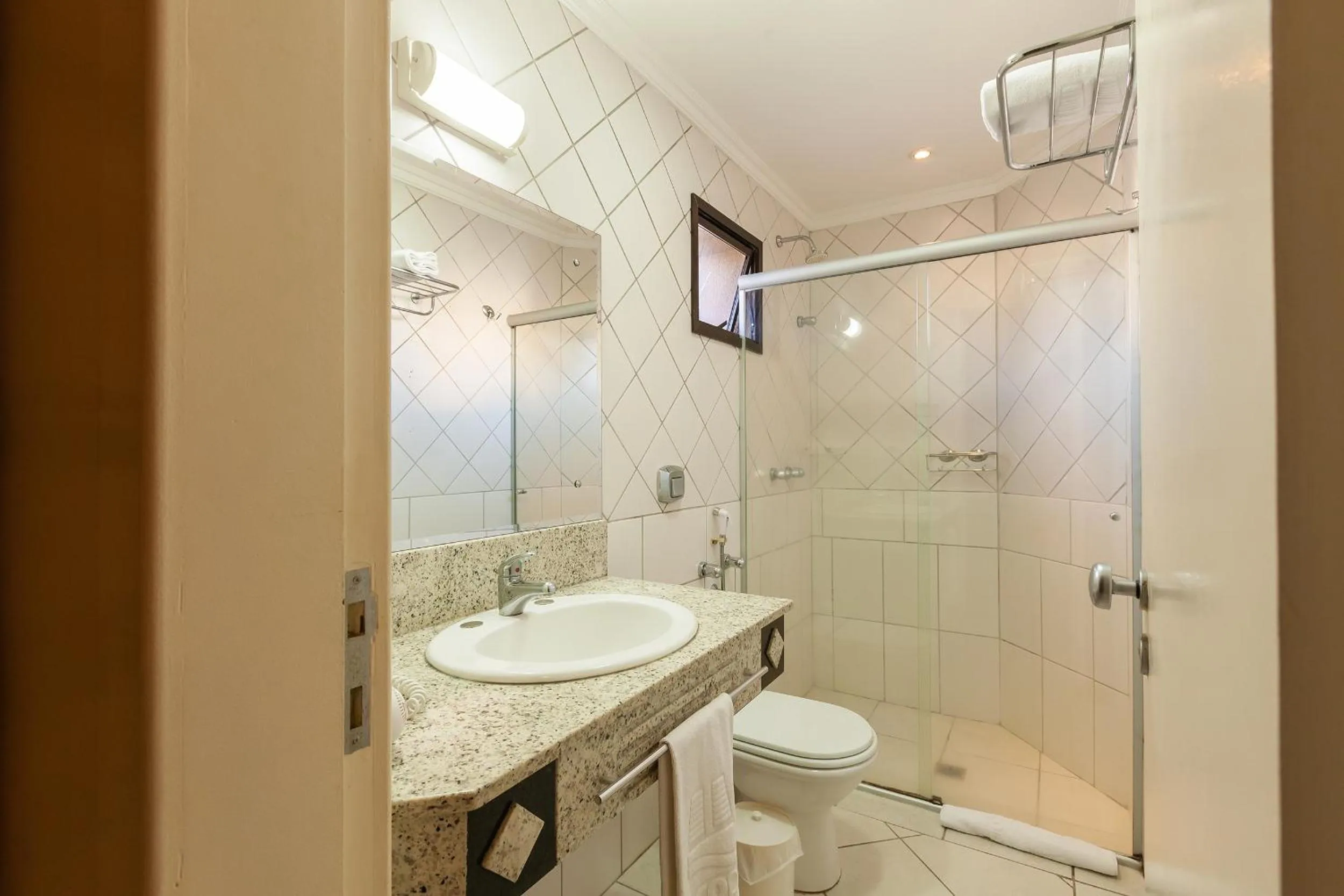 Toilet in Tri Hotel Executive Criciúma