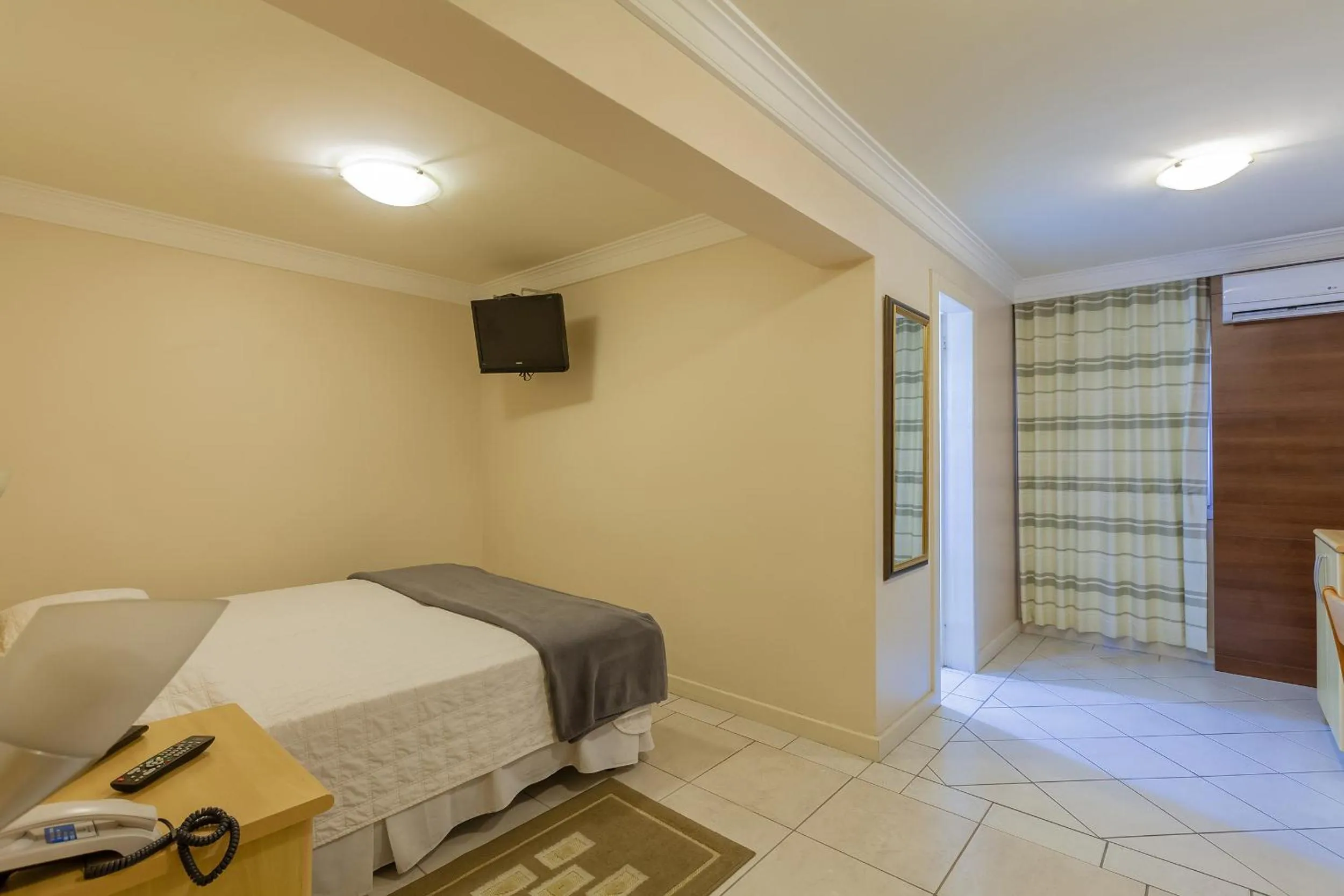 TV and multimedia, Bed in Tri Hotel Executive Criciúma