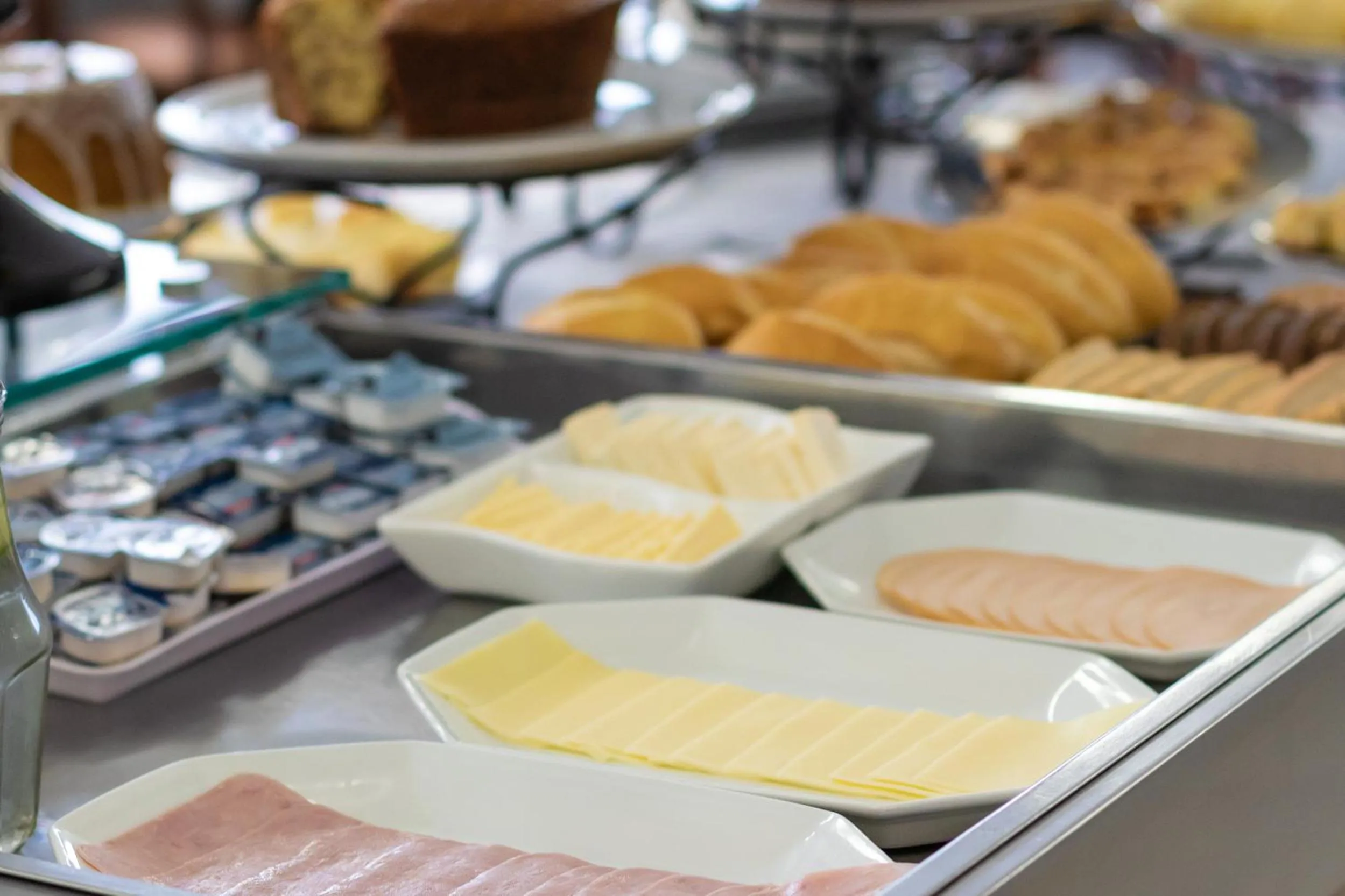 Buffet breakfast in Tri Hotel Executive Criciúma