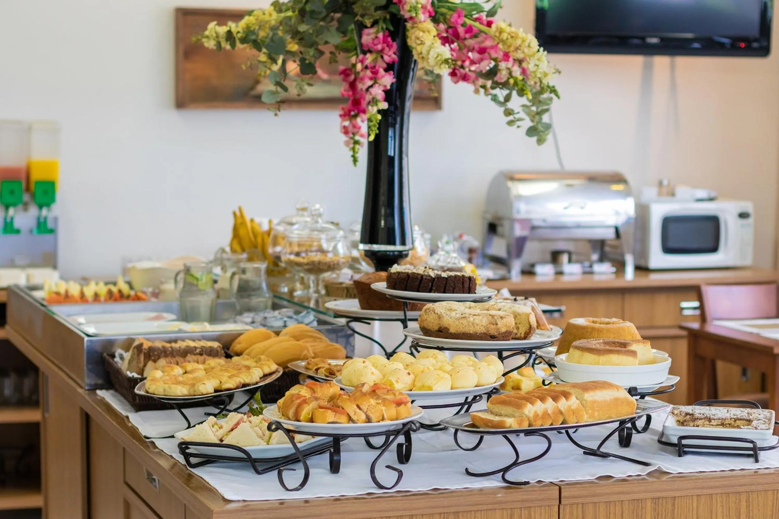 Buffet breakfast in Tri Hotel Executive Criciúma