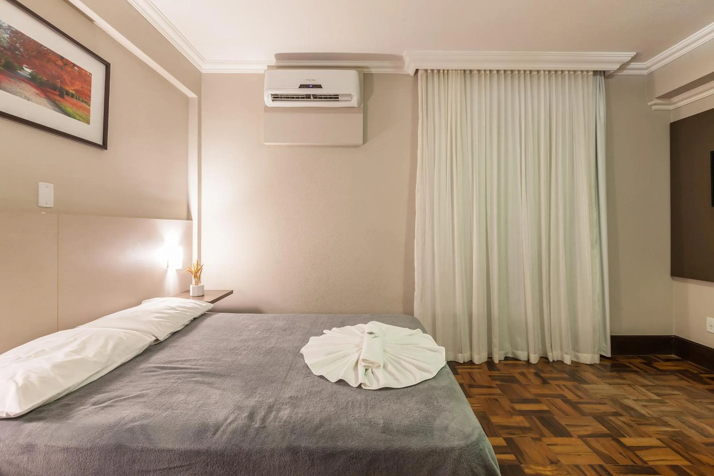 Bedroom, Bed in Tri Hotel Criciúma