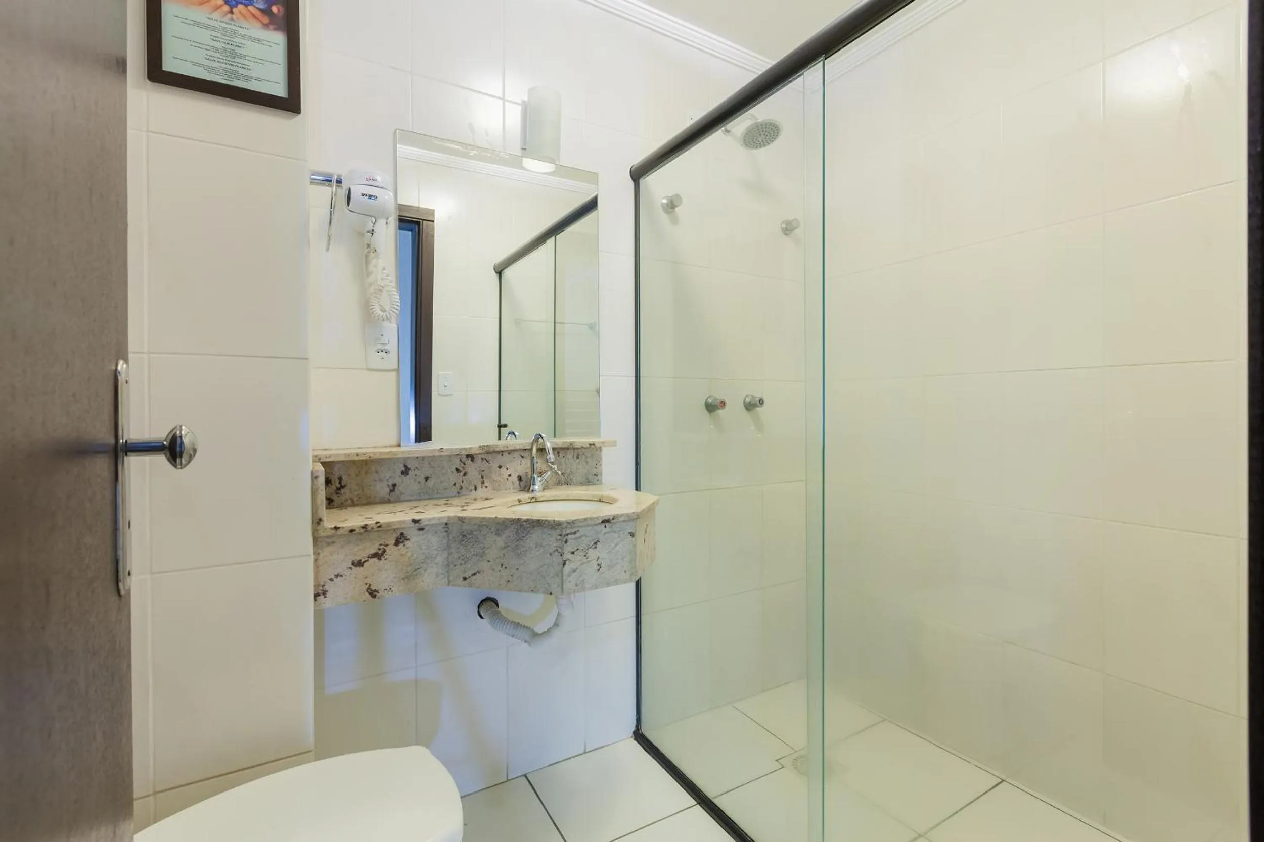 Toilet in Tri Hotel Criciúma