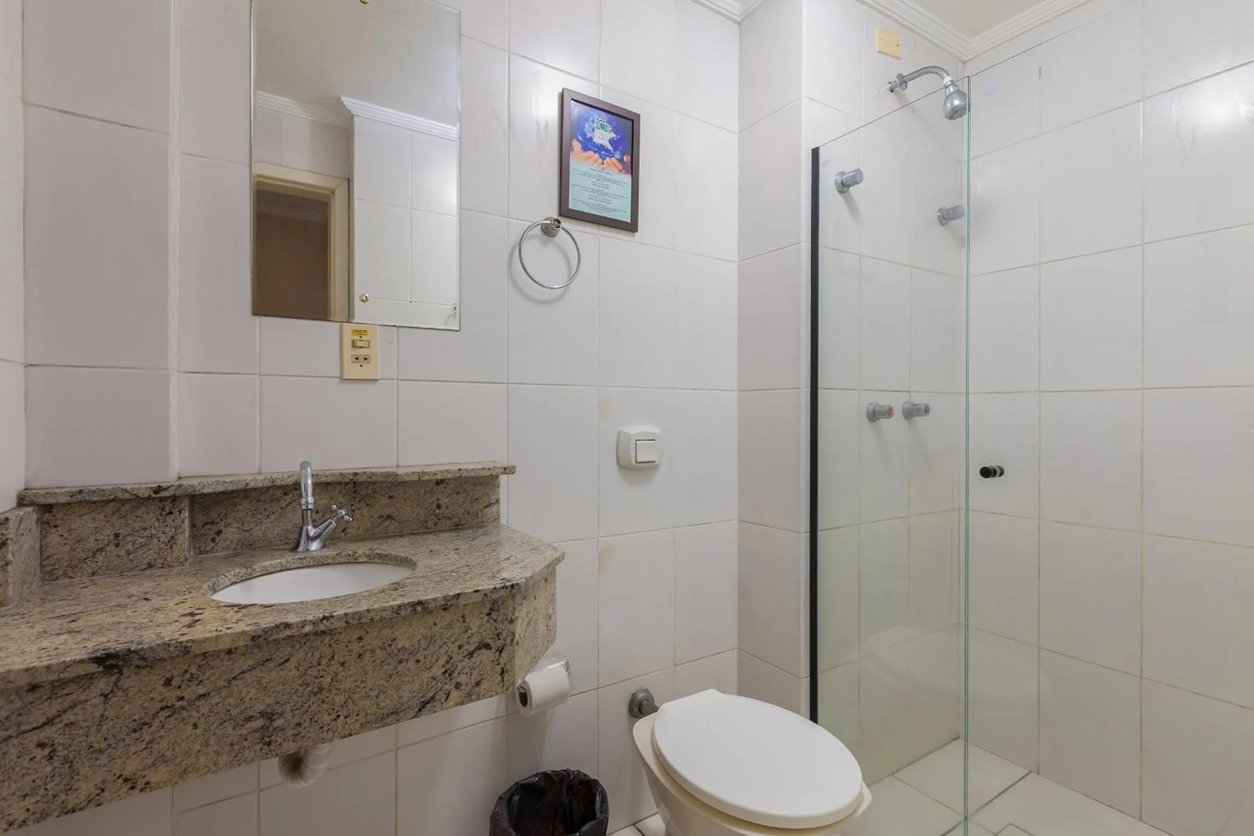 Toilet in Tri Hotel Criciúma