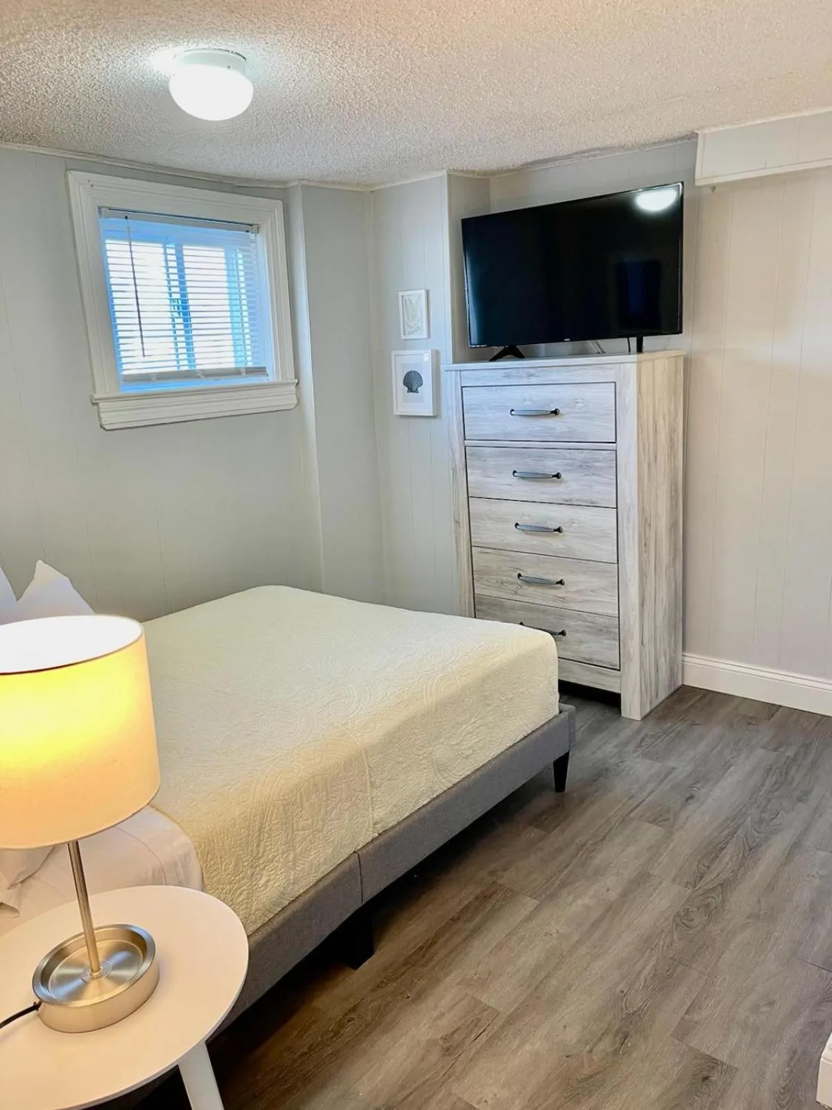 Bedroom, Bed in Blue Water Inn