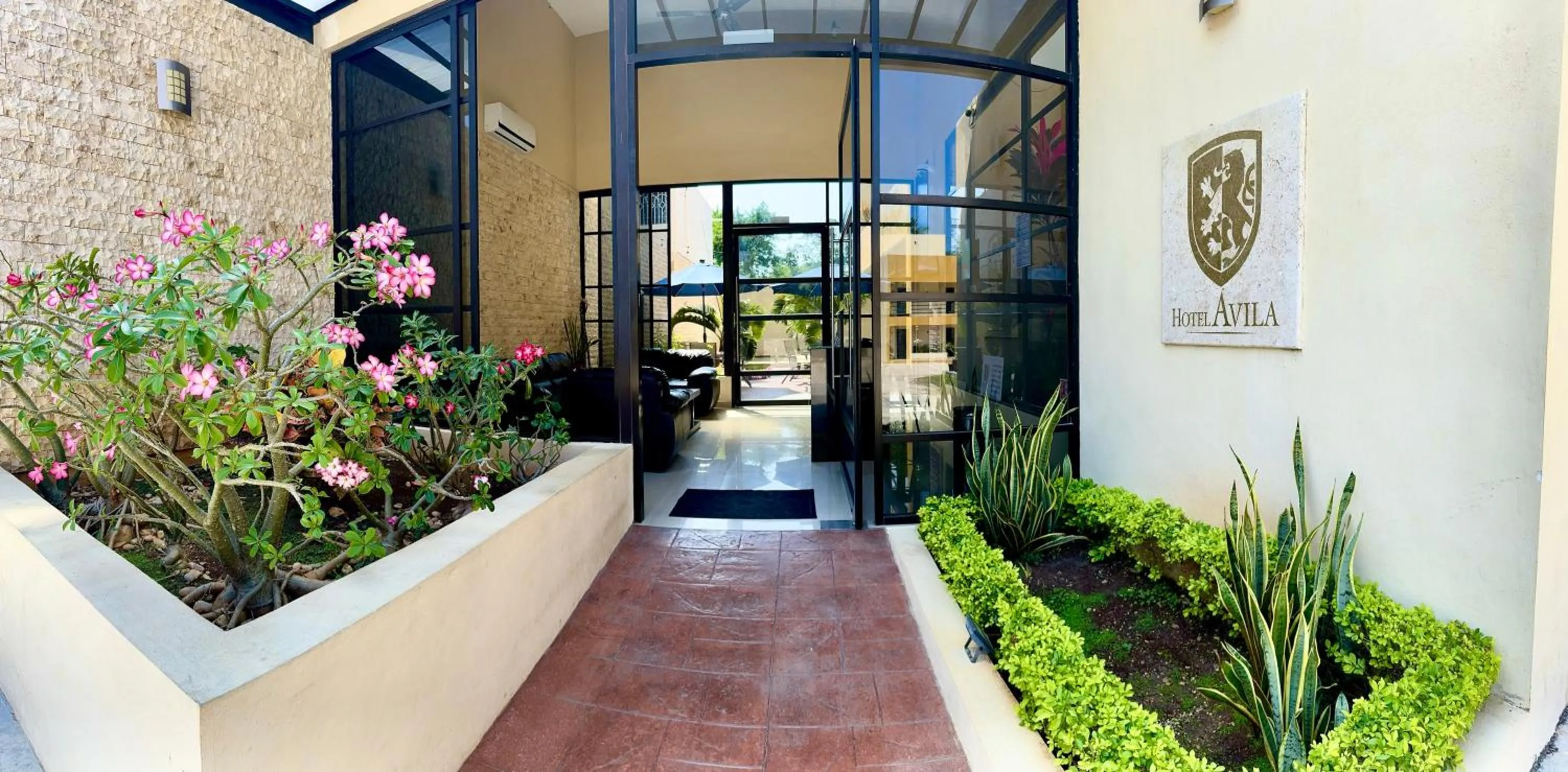 Facade/entrance in Hotel Avila