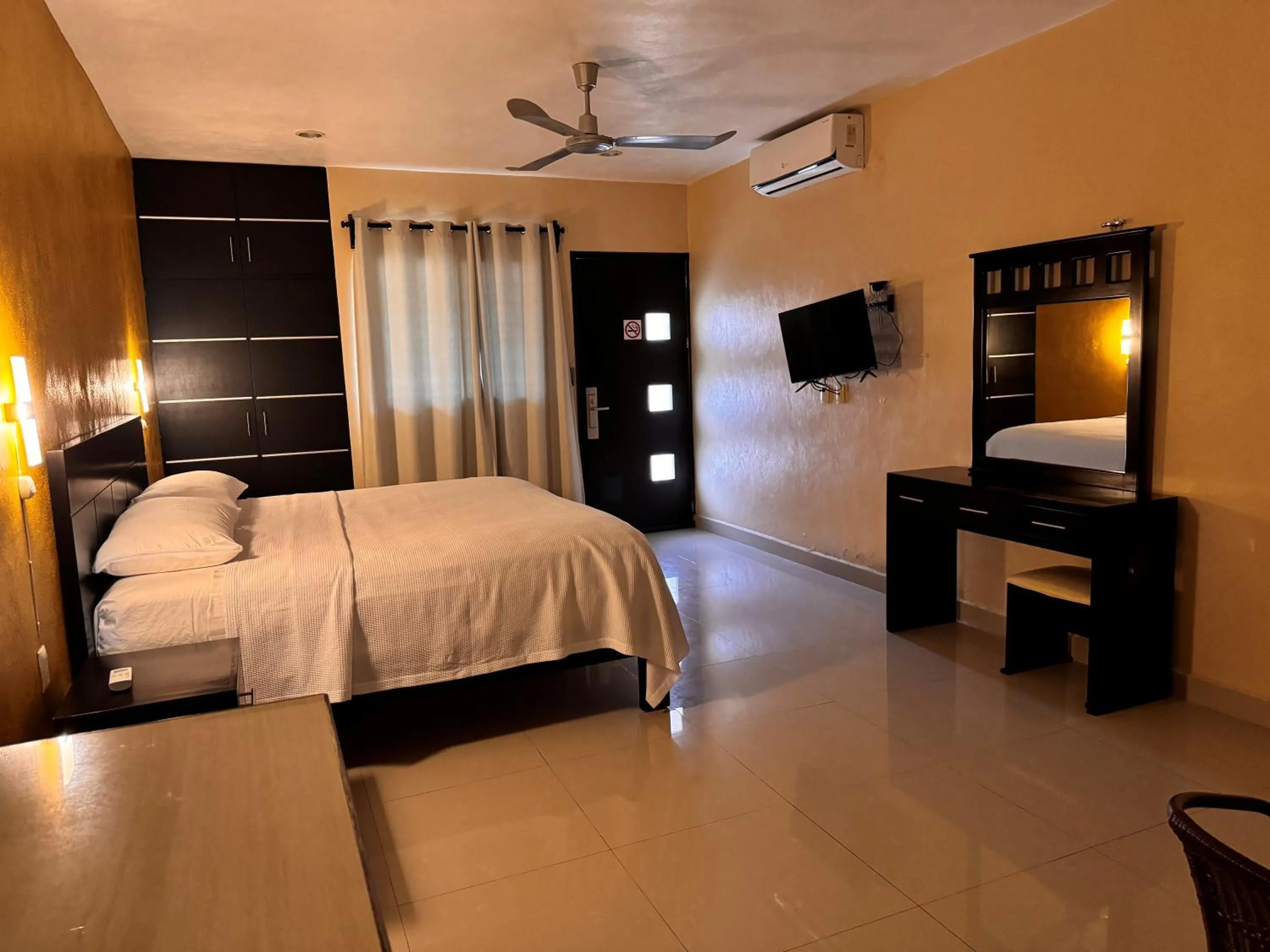 Communal lounge/ TV room, Bed in Hotel Avila