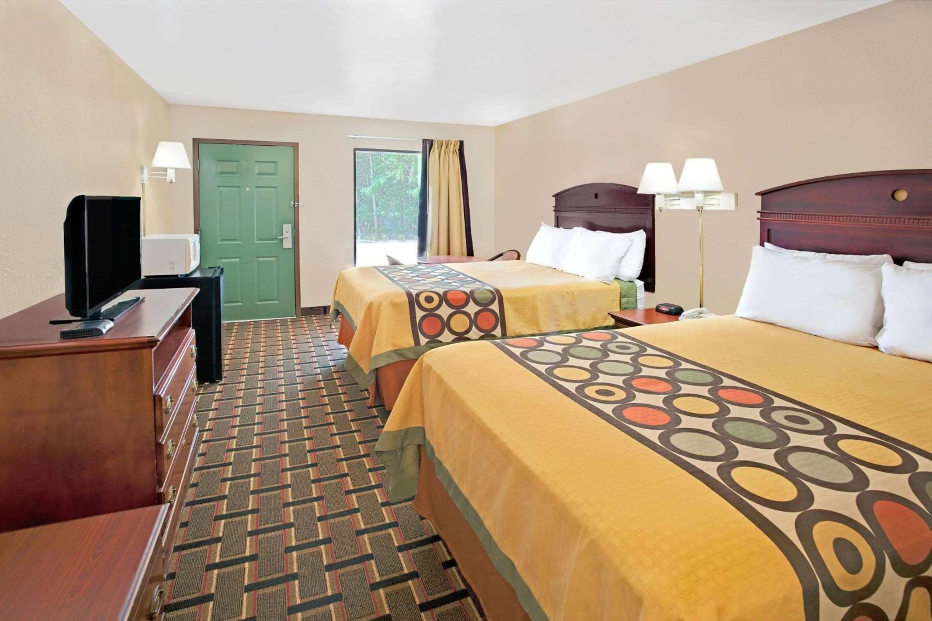 Photo of the whole room, Bed in Super 8 by Wyndham Acworth/Atlanta Area