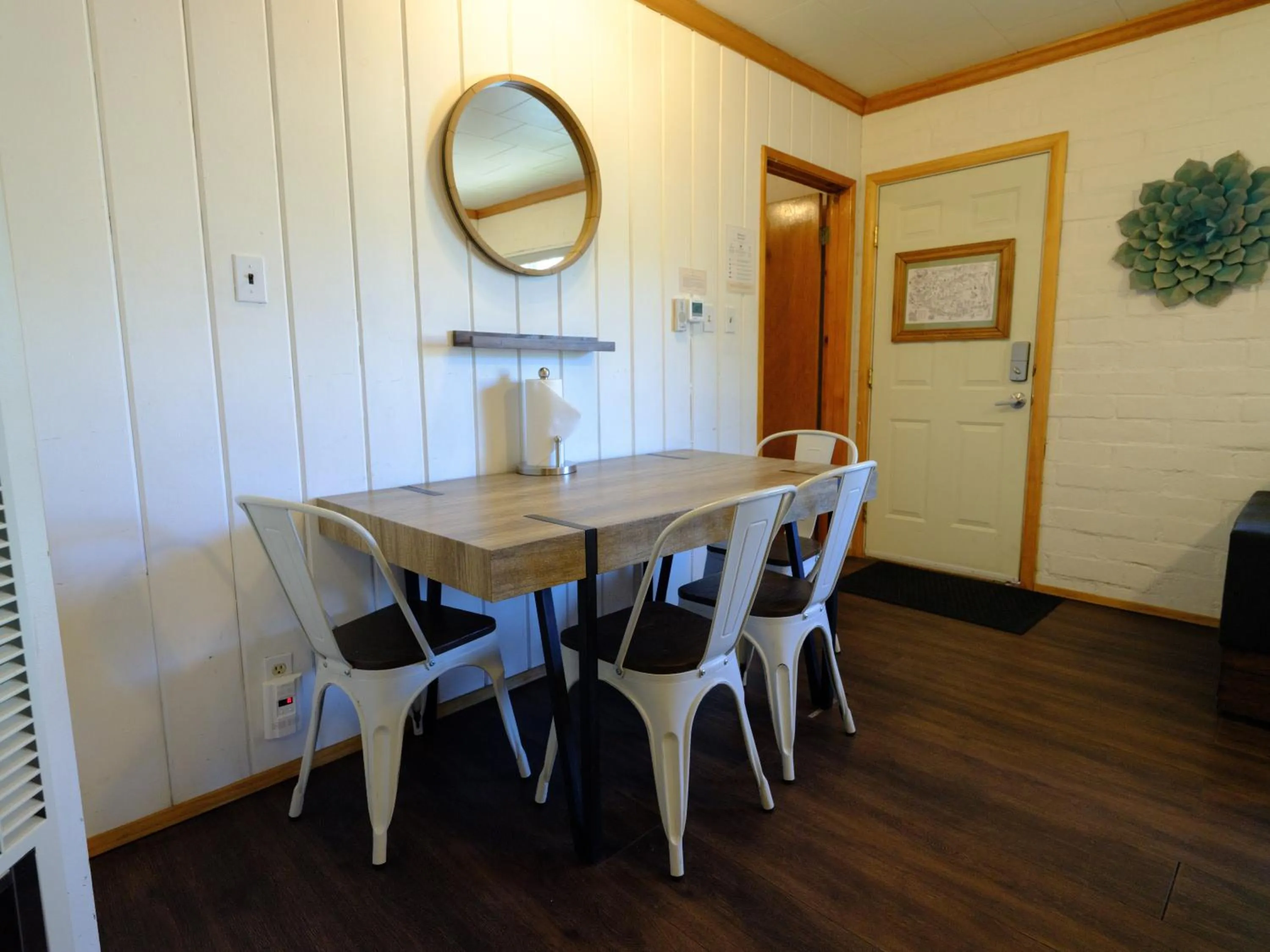Dining area in Lake Front Cabins