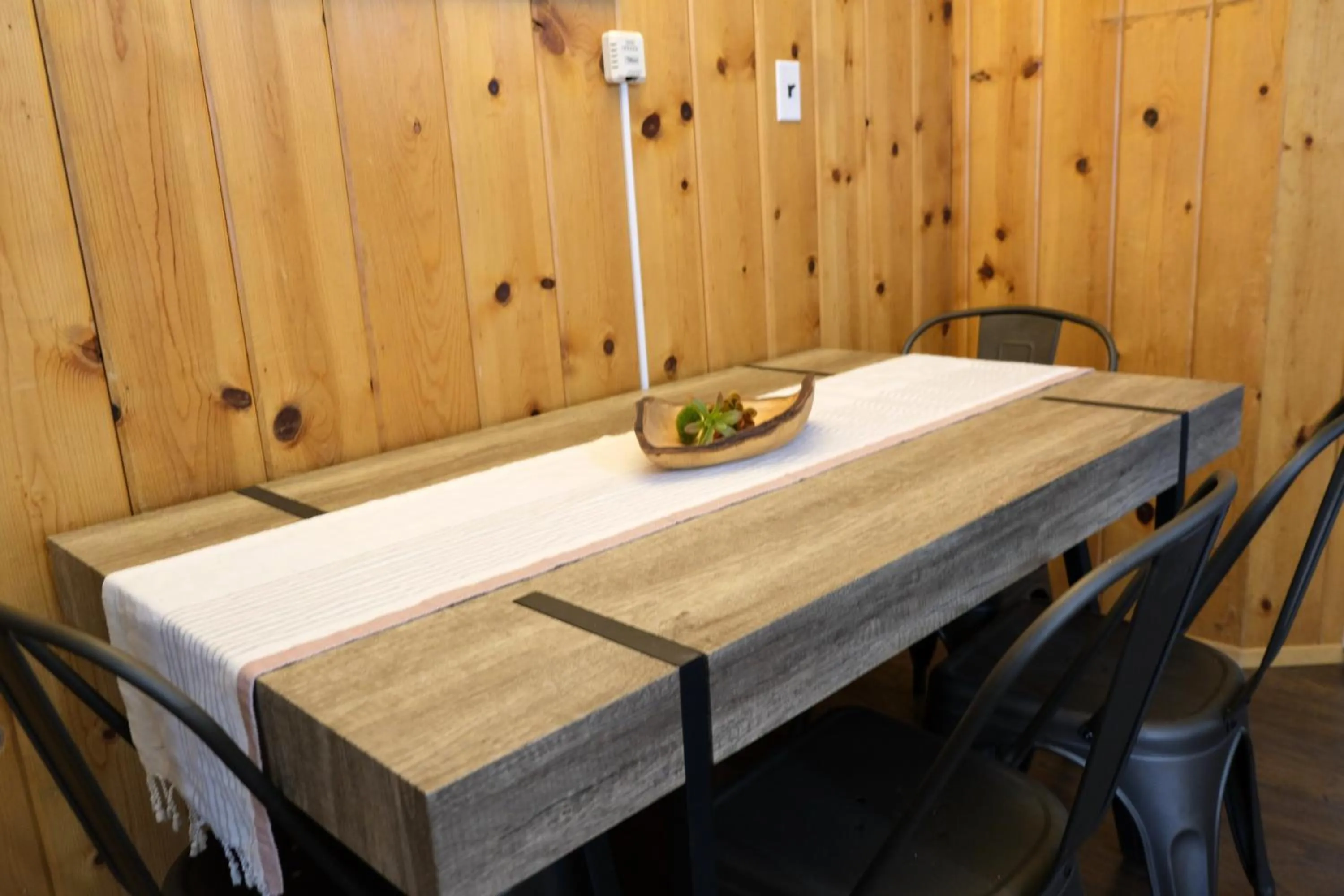 Dining area in Lake Front Cabins