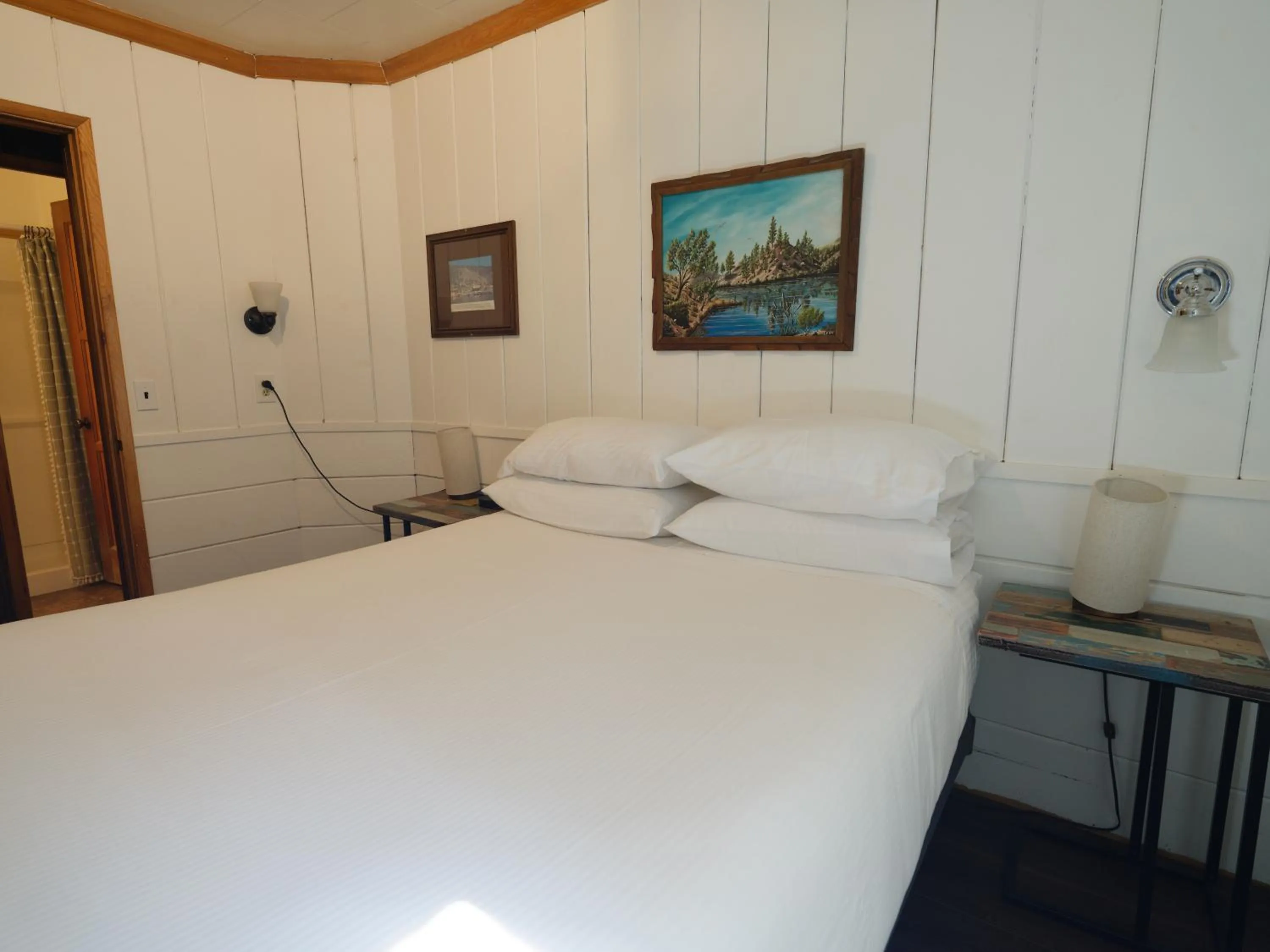 Bedroom, Bed in Lake Front Cabins