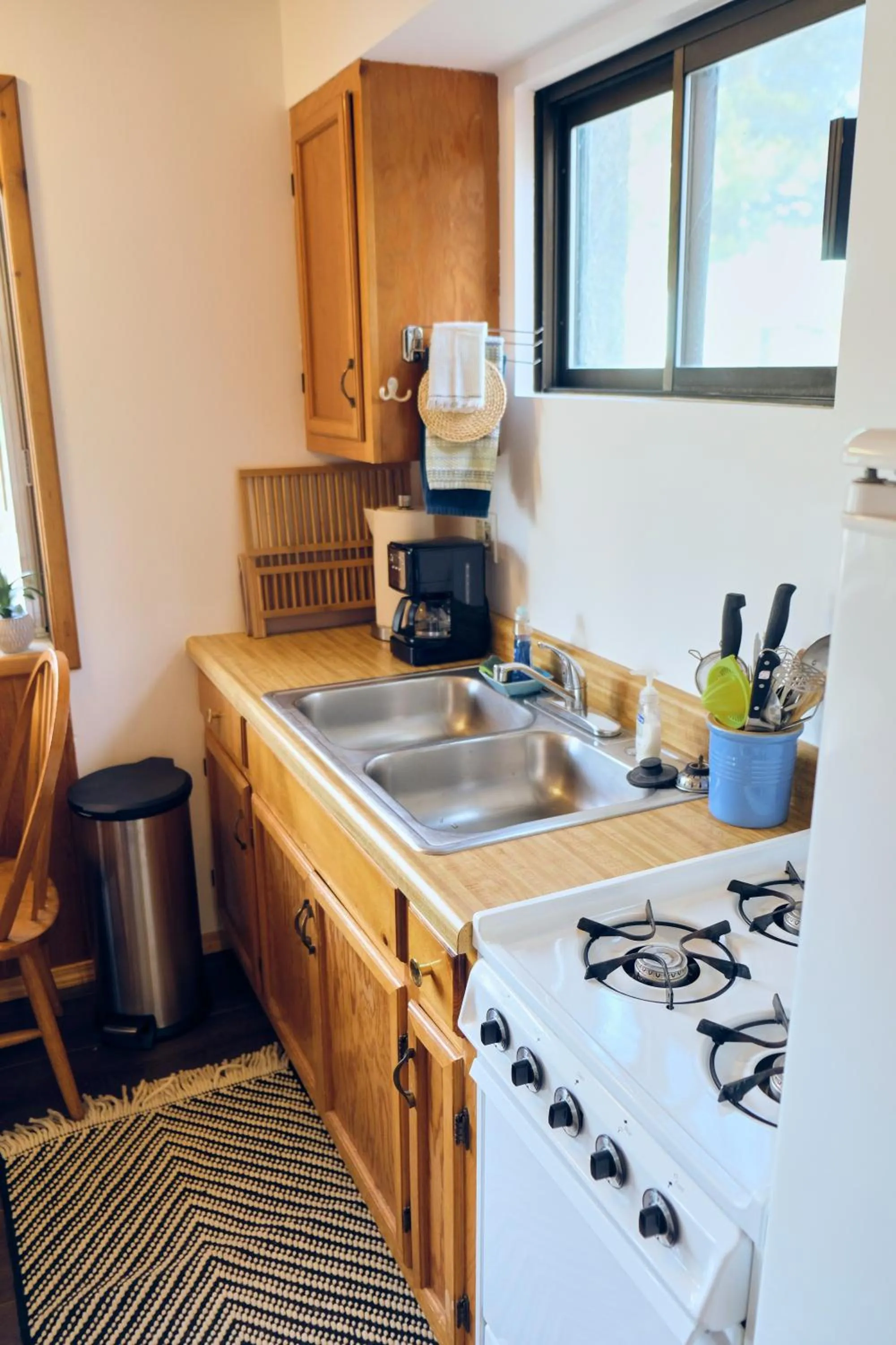 Kitchen or kitchenette in Lake Front Cabins
