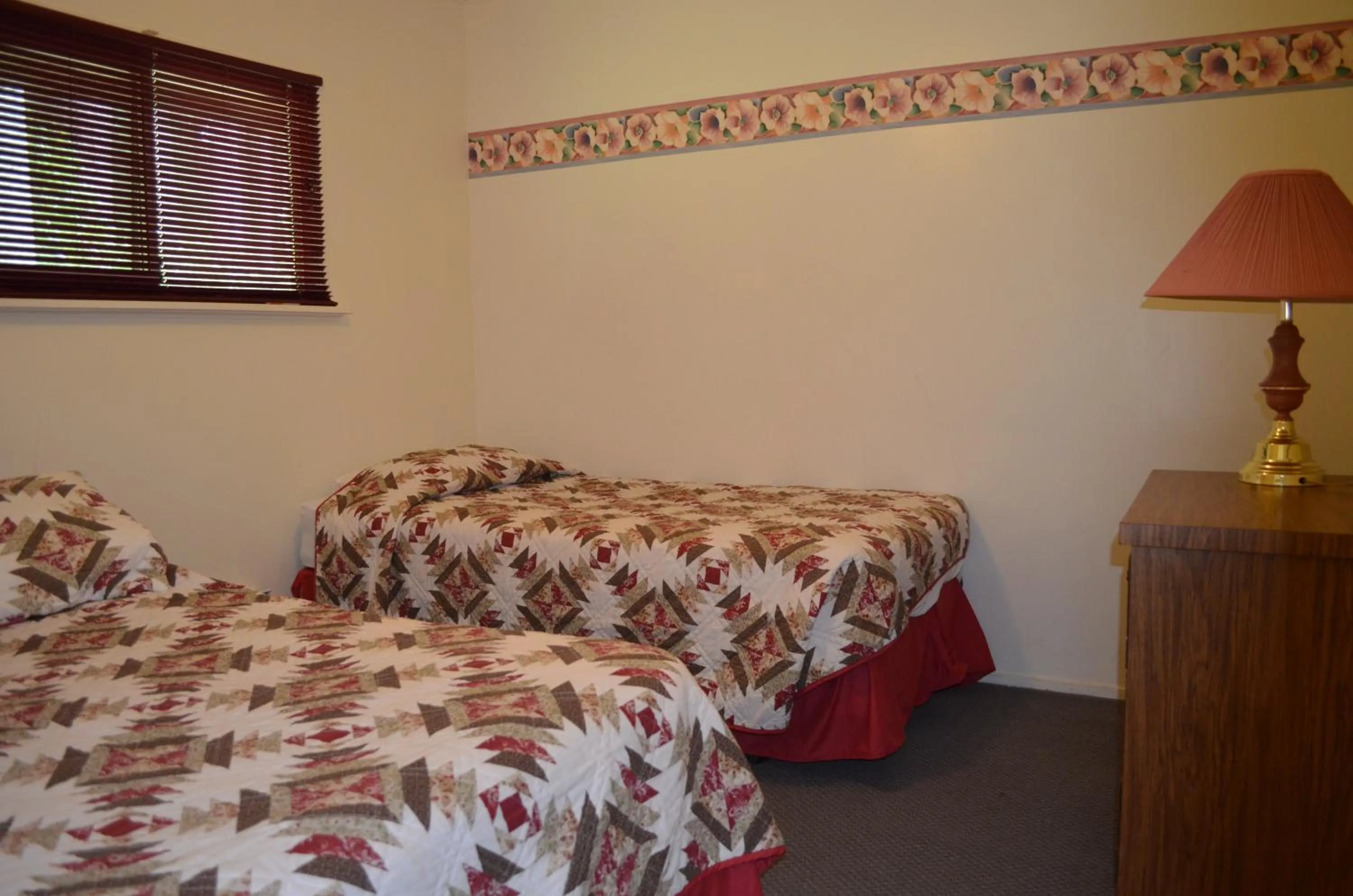 Bed in Seaside Villa Motel & RV Park