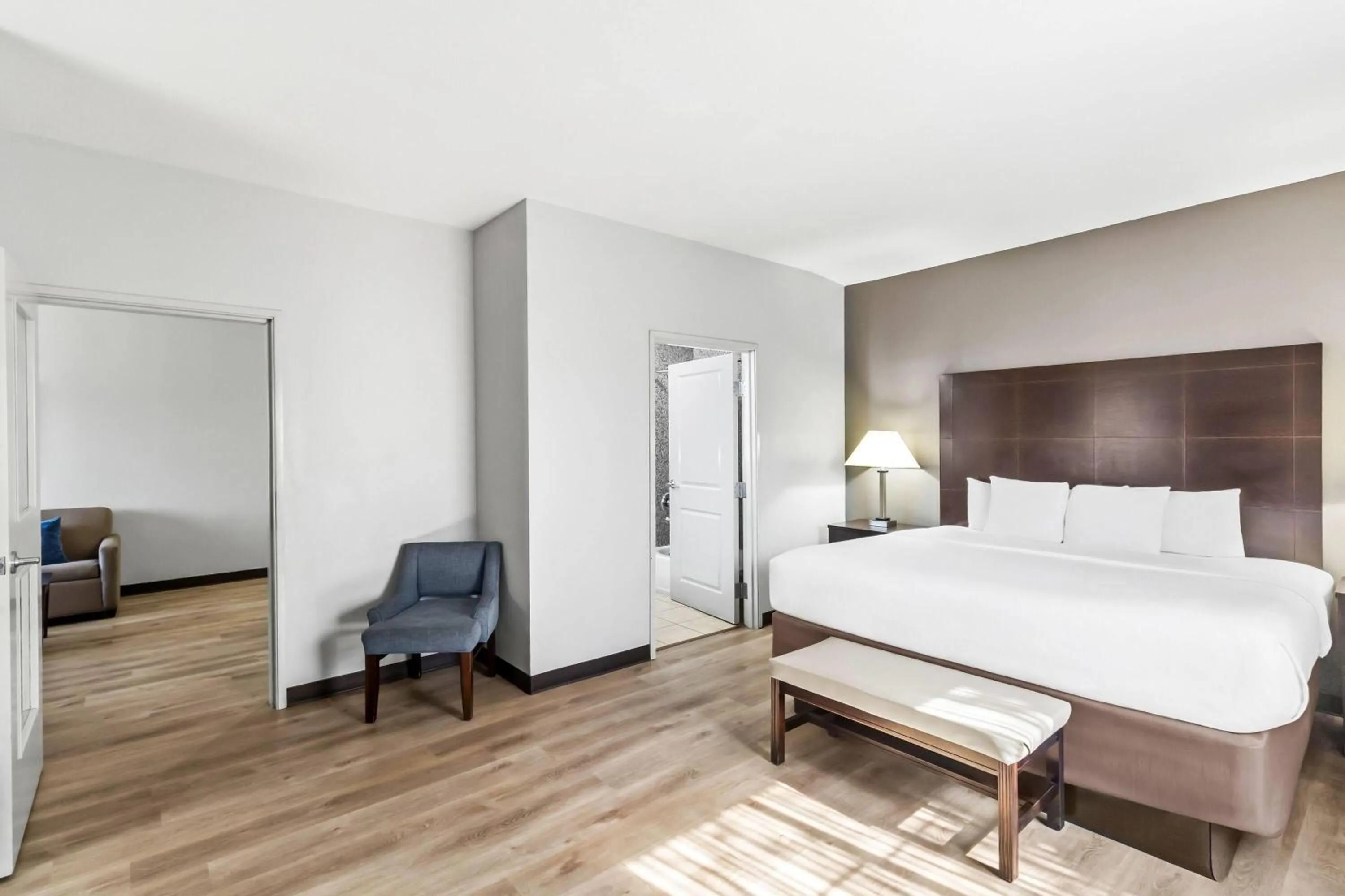 Photo of the whole room, Bed in La Quinta by Wyndham Houston Energy Corridor