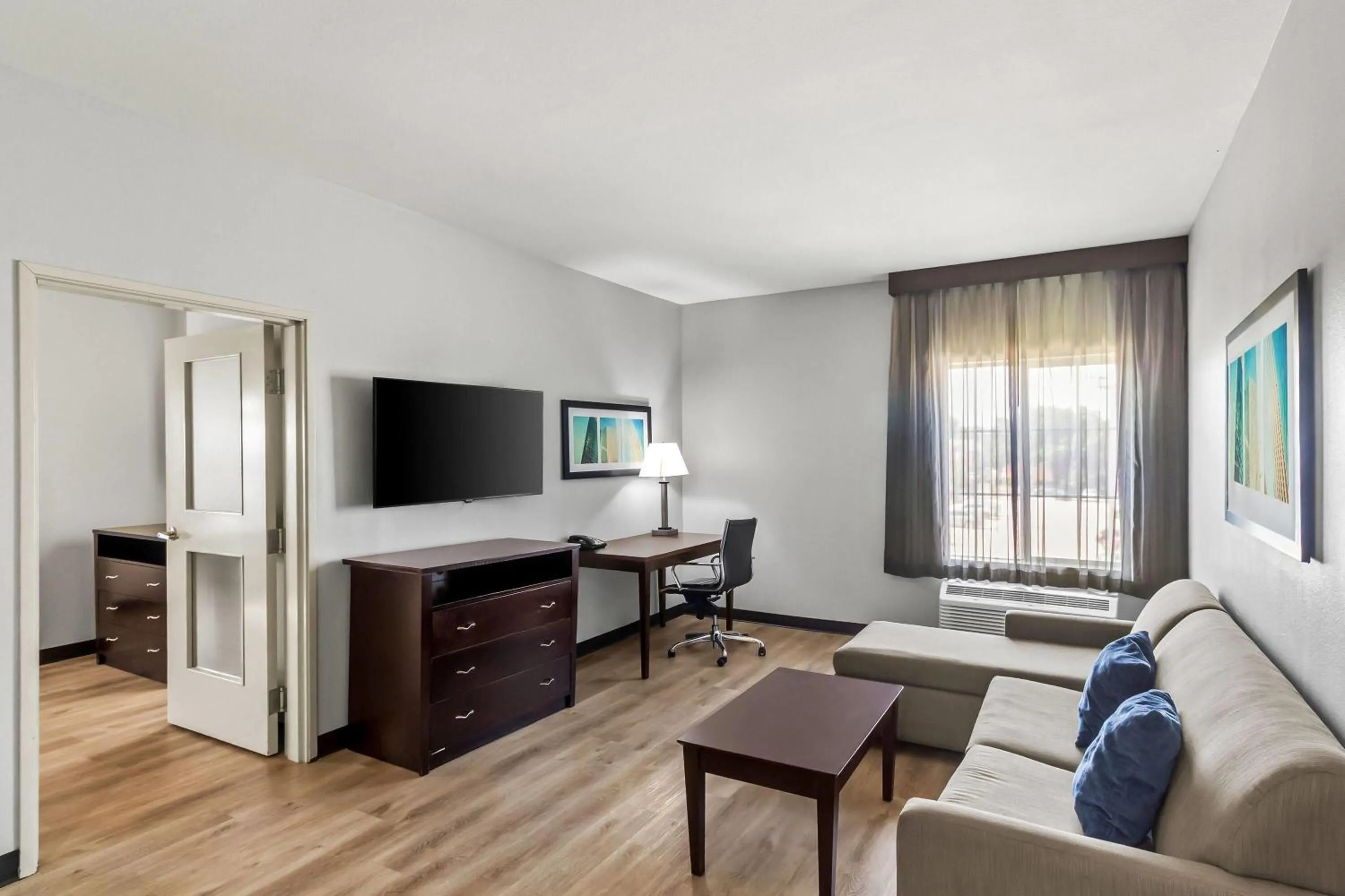 Photo of the whole room, Bed in La Quinta by Wyndham Houston Energy Corridor