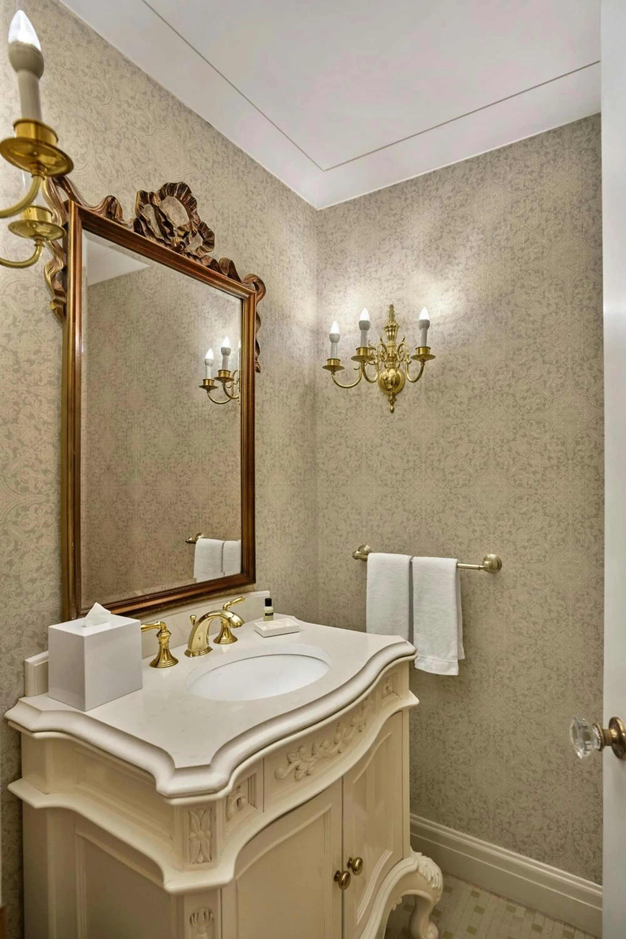 Photo of the whole room in The Hotel Saskatchewan, Autograph Collection