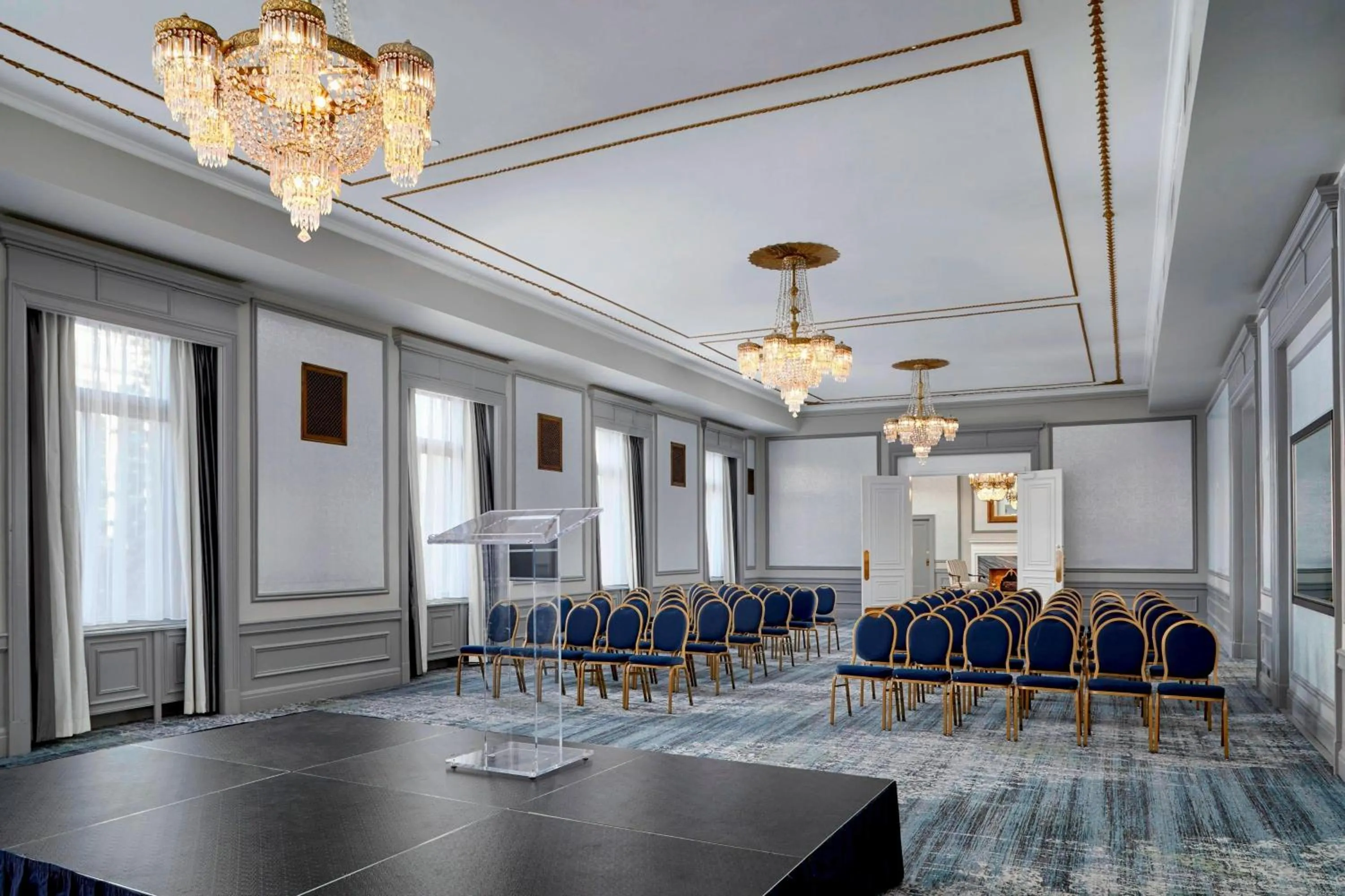 Lounge or bar in The Hotel Saskatchewan, Autograph Collection