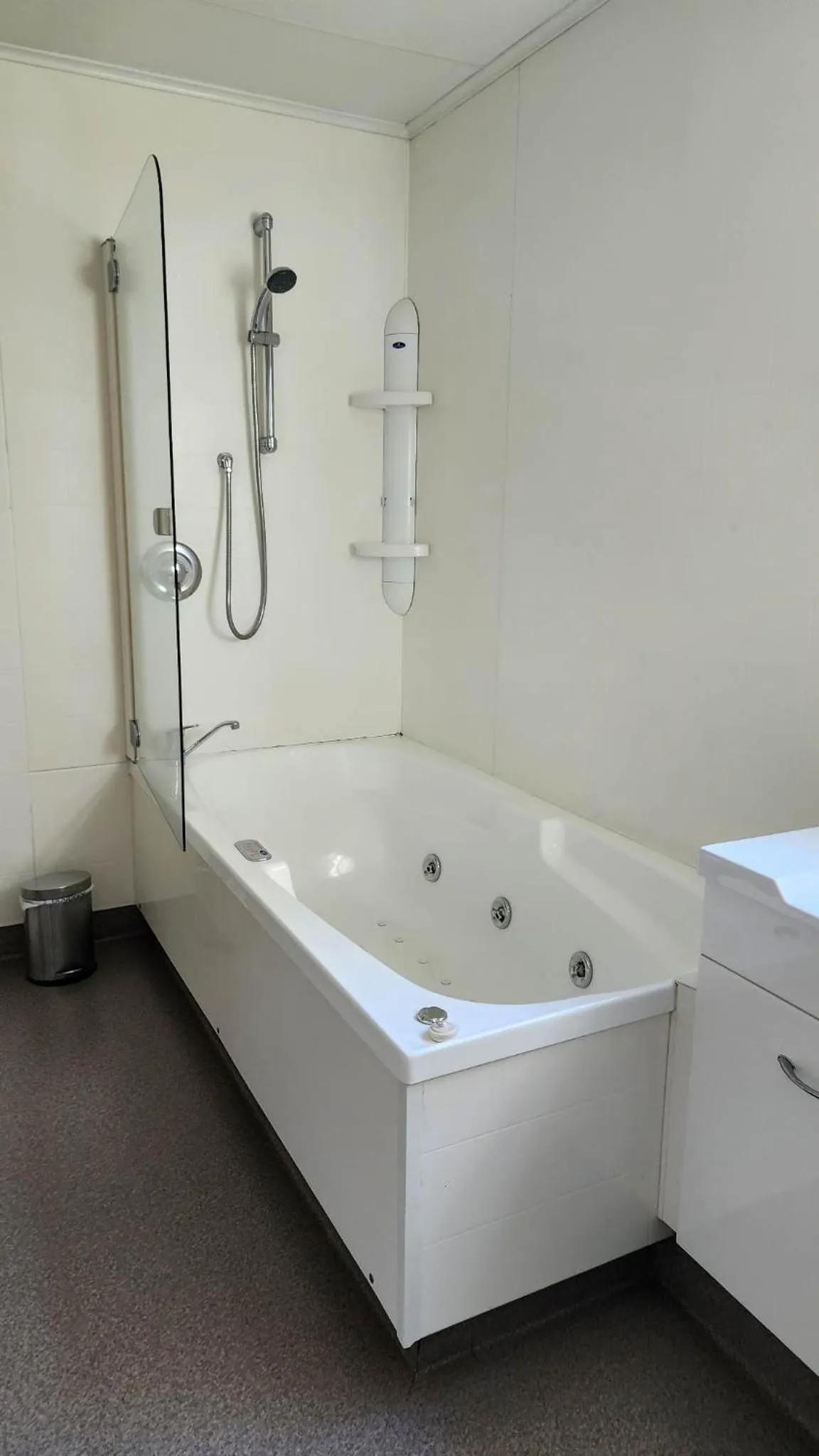 Bathroom in Ashburton's Regency Motel