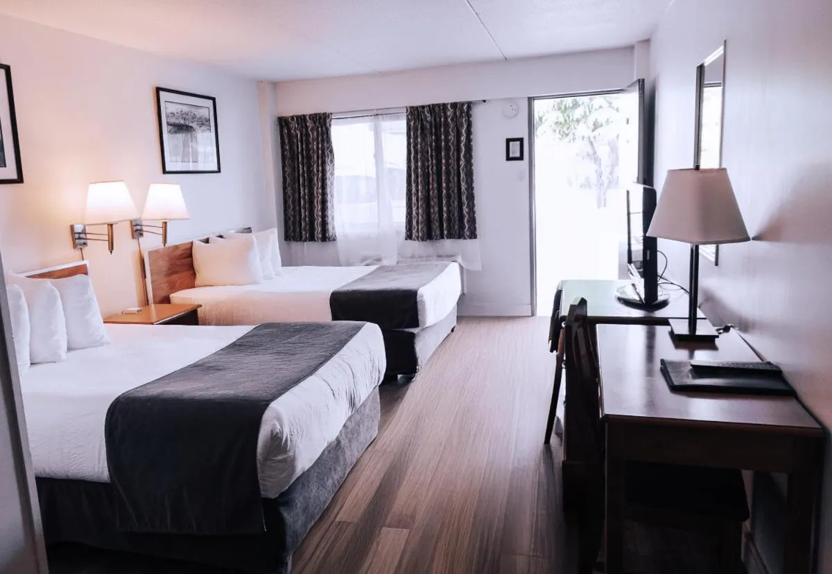 Living room, Bed in Sechelt inn