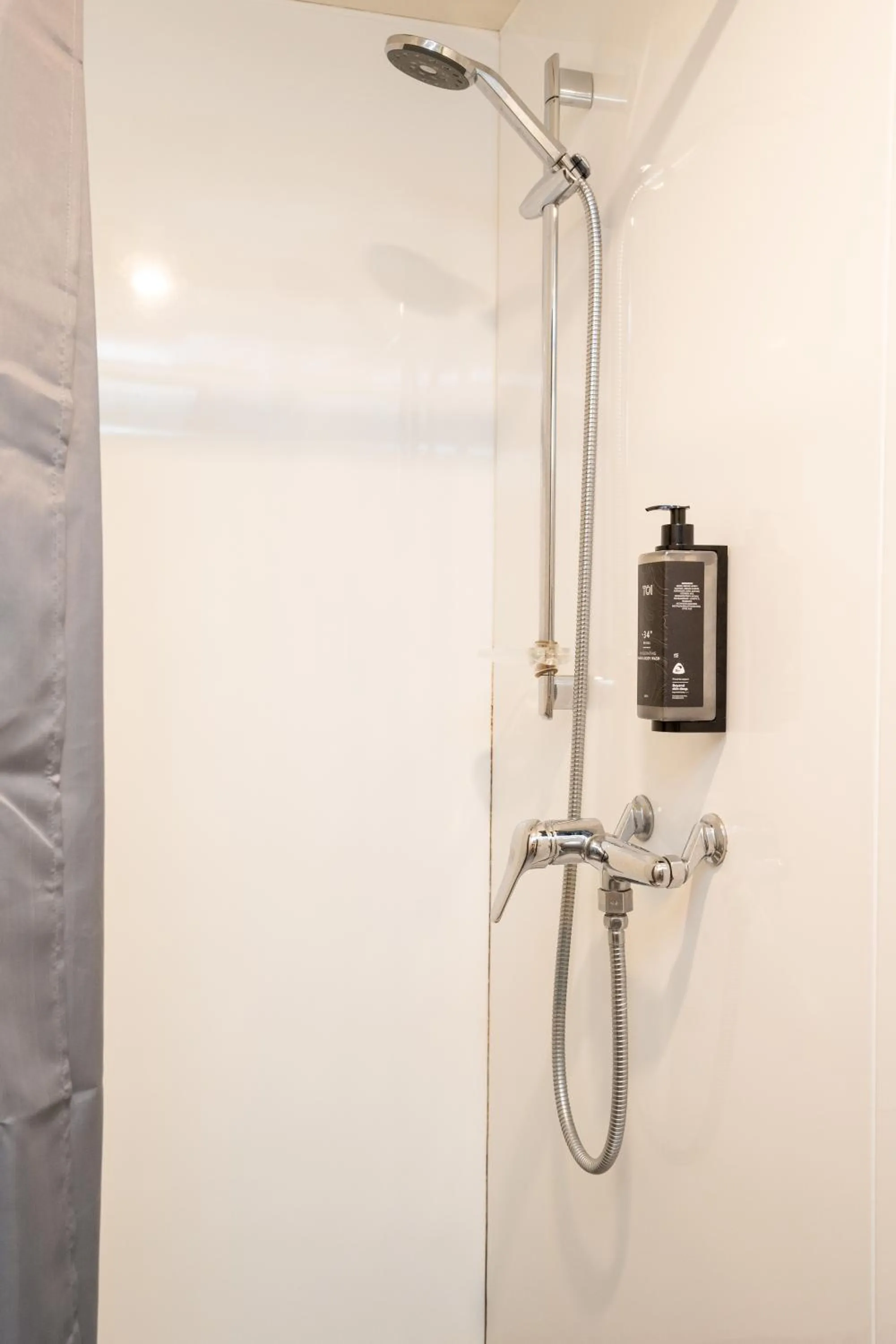 Shower in Haka House Wellington