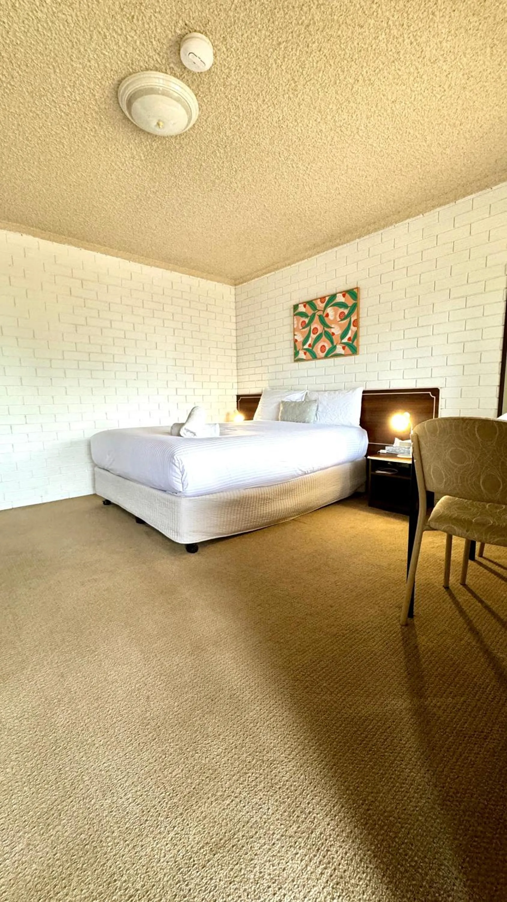 Bed in Junction Motel Wagga