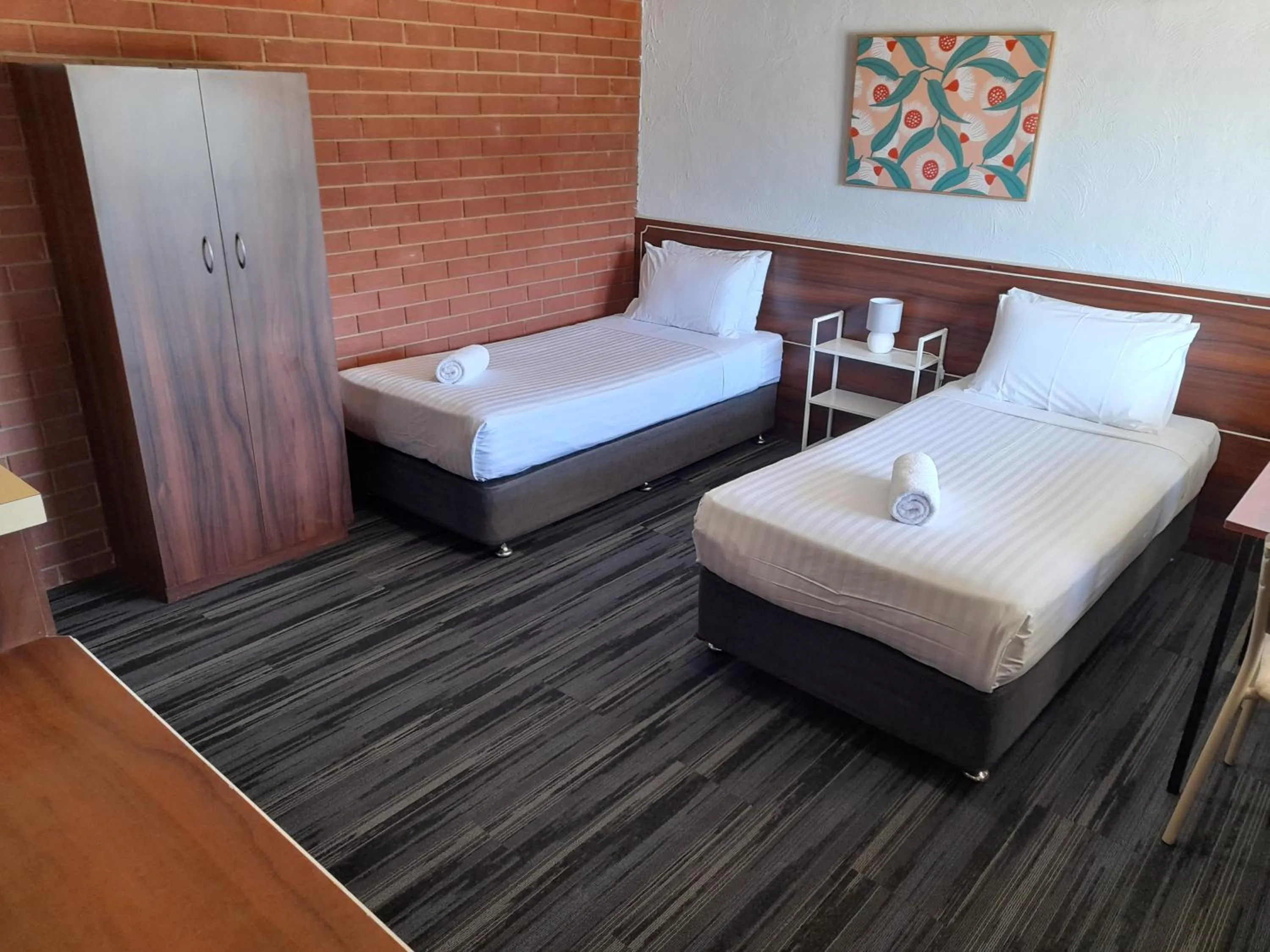 Bed in Junction Motel Wagga