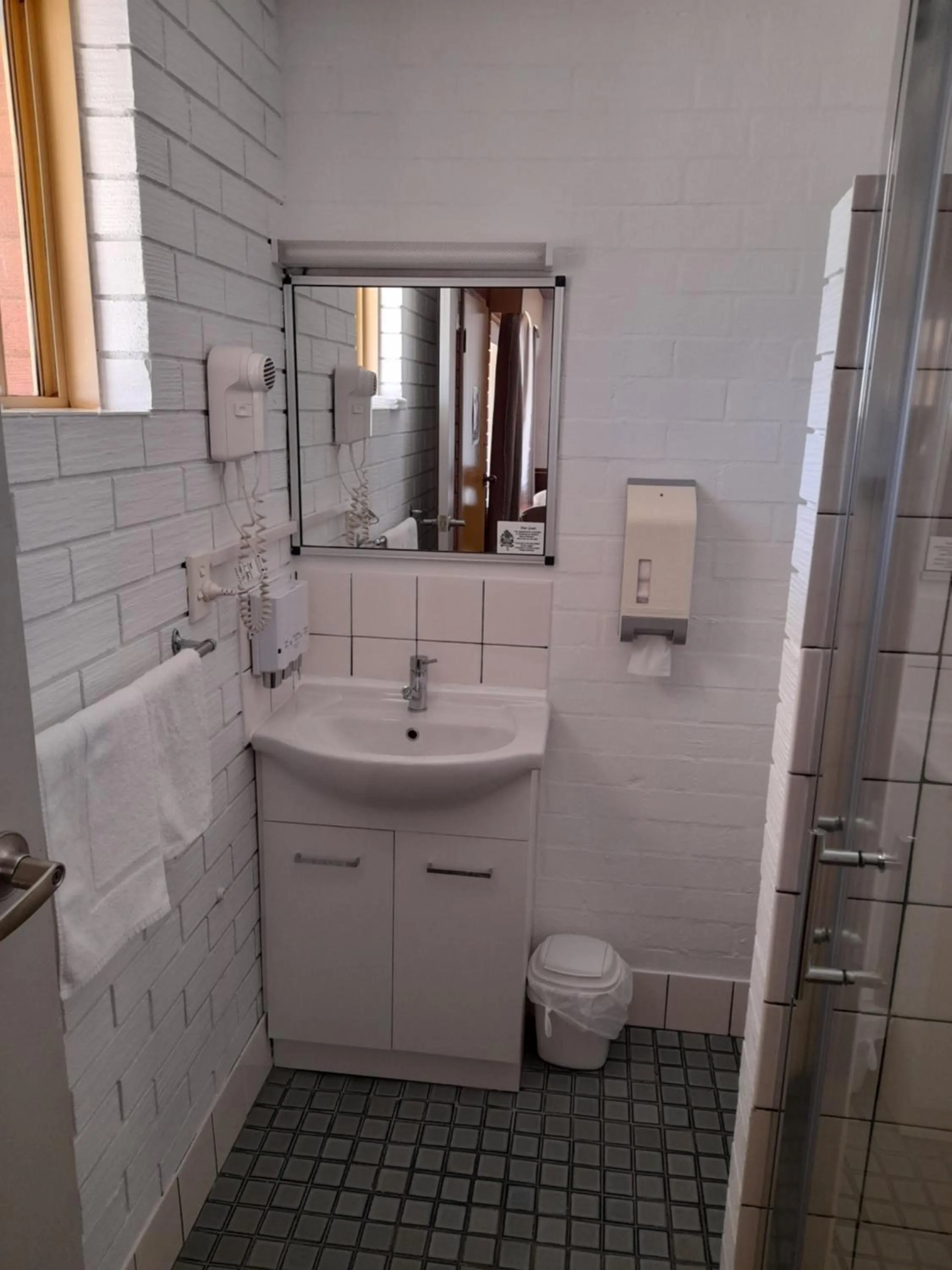 Bathroom in Junction Motel Wagga