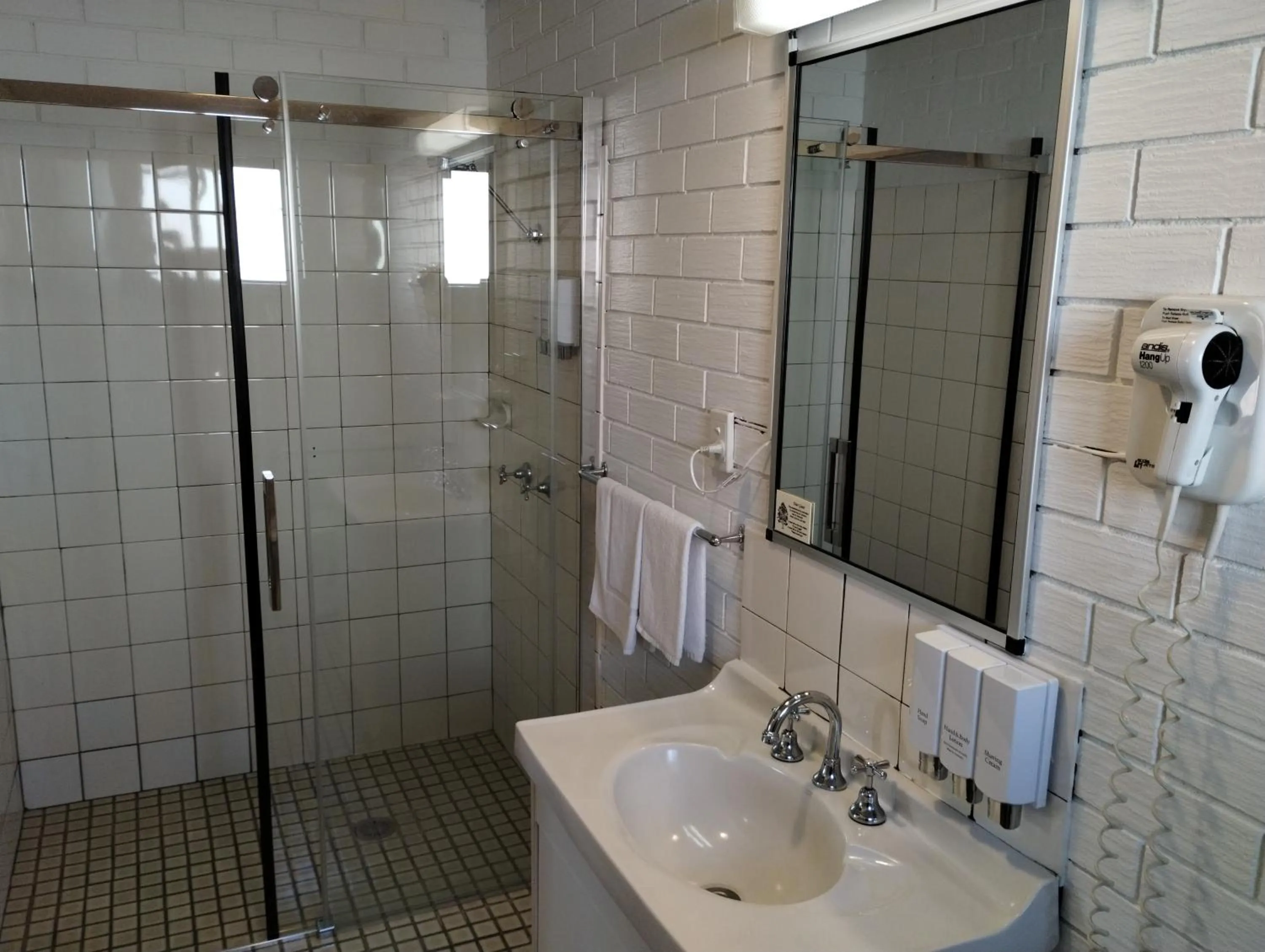 Bathroom in Junction Motel Wagga