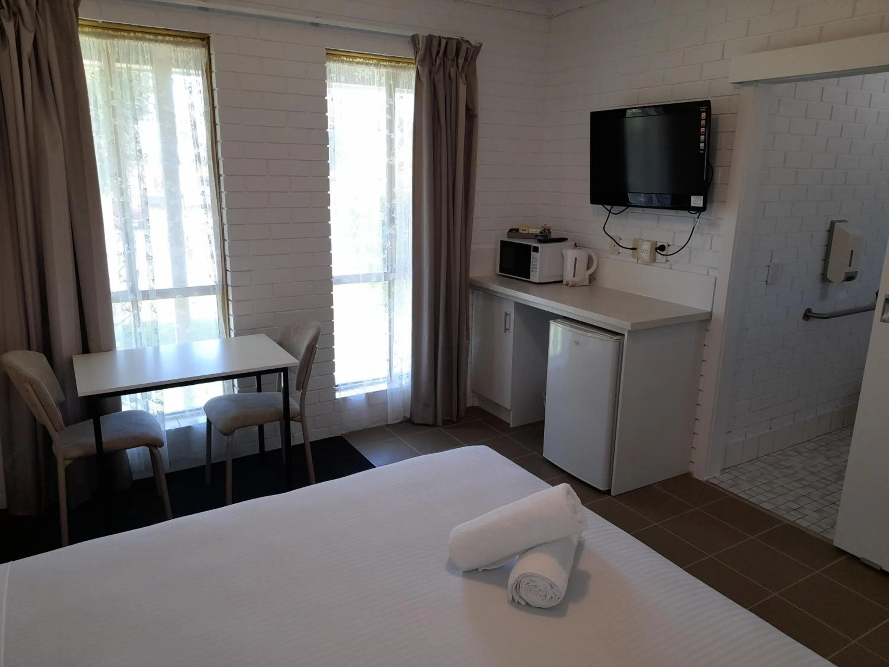 Bed in Junction Motel Wagga