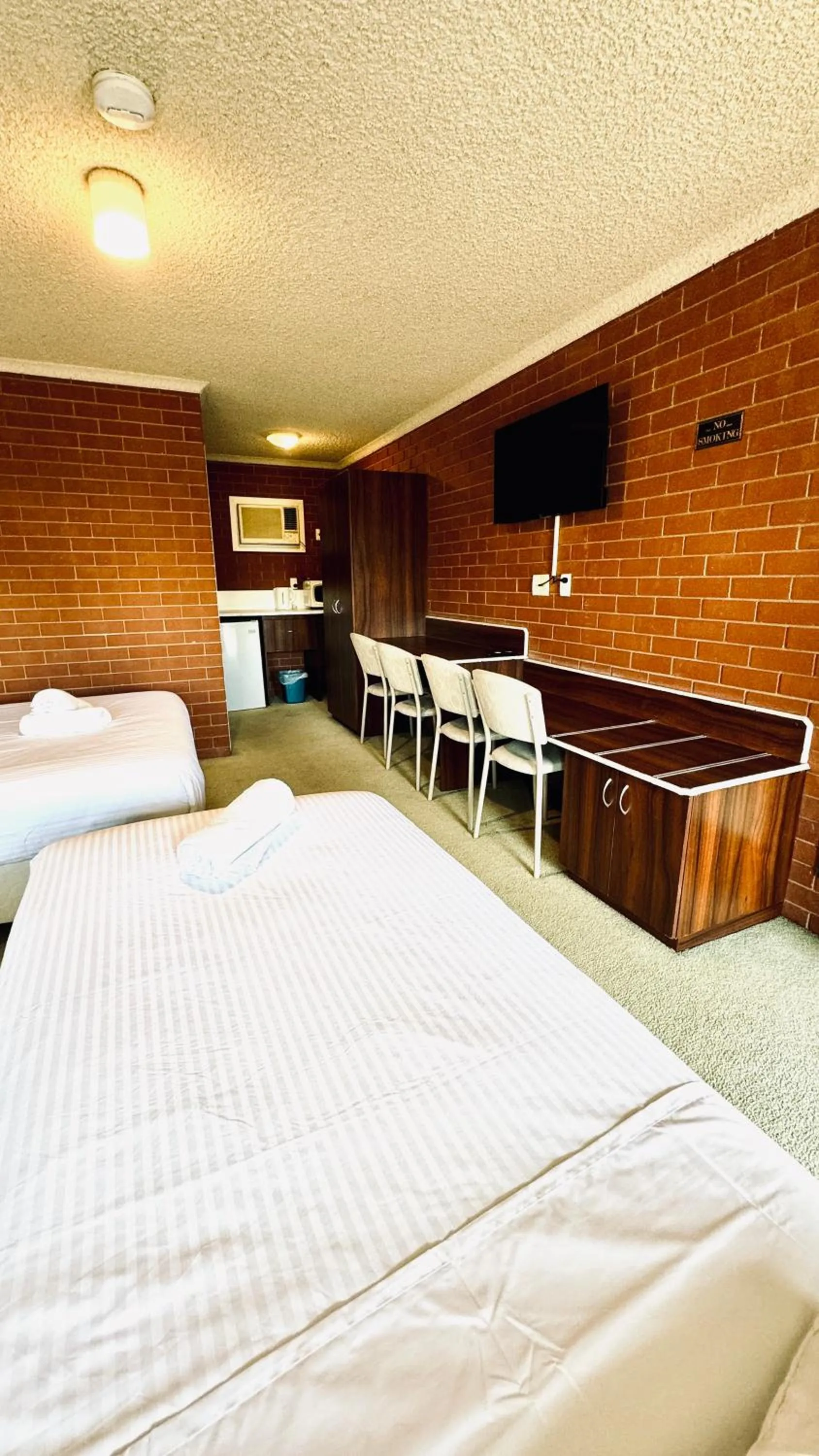 Bed in Junction Motel Wagga