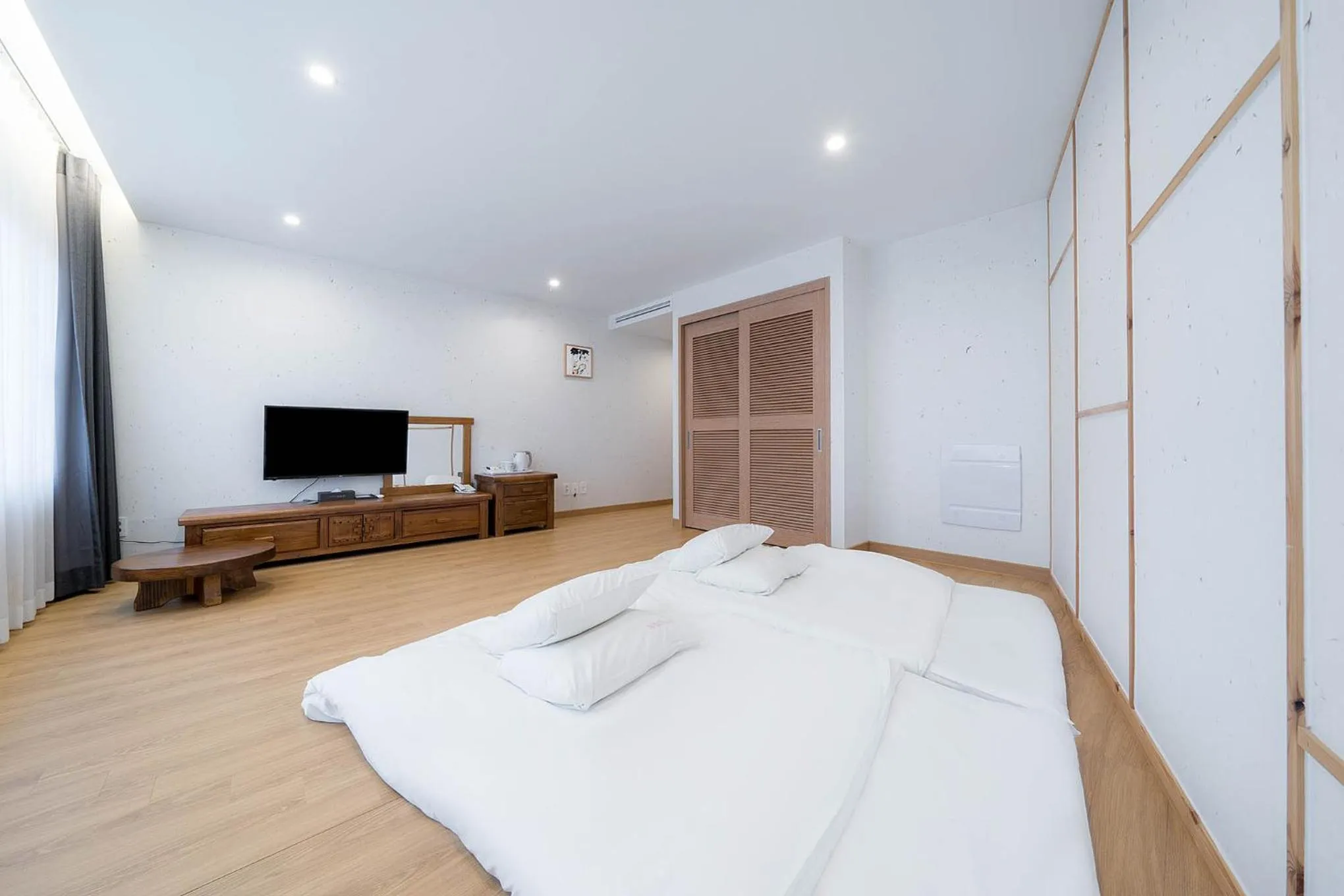 TV and multimedia, Bed in Davin Hotel