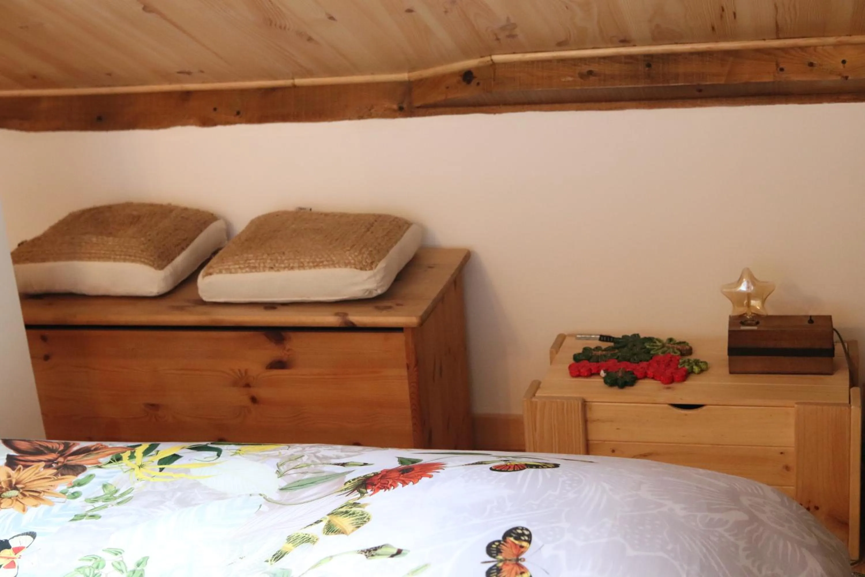 Decorative detail, Bed in Chambres d'hôtes "HOR DAGO" près de la gare d'Hendaye avec le petit-déjeuner