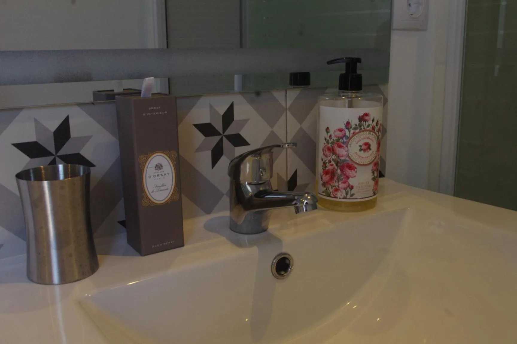 Bathroom in Chambres d'hôtes "HOR DAGO" près de la gare d'Hendaye avec le petit-déjeuner