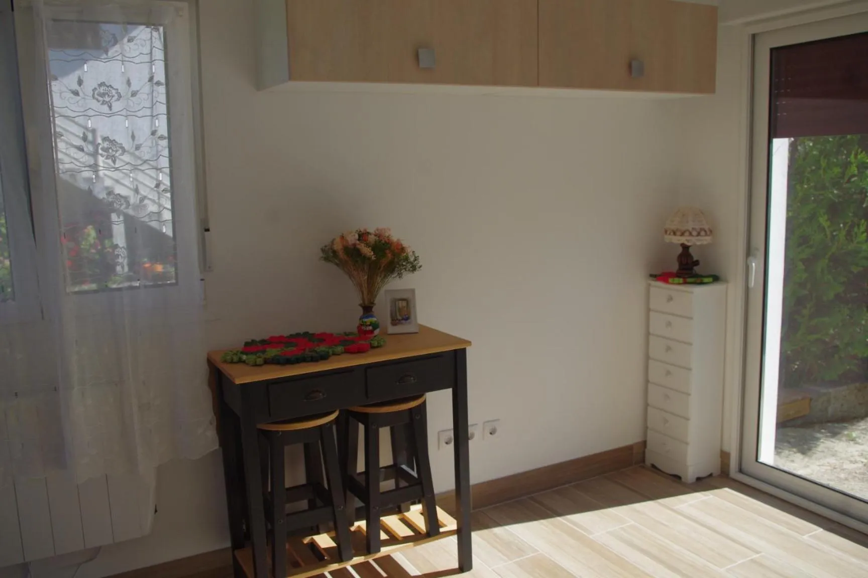 Dining area in Chambres d'hôtes "HOR DAGO" près de la gare d'Hendaye avec le petit-déjeuner