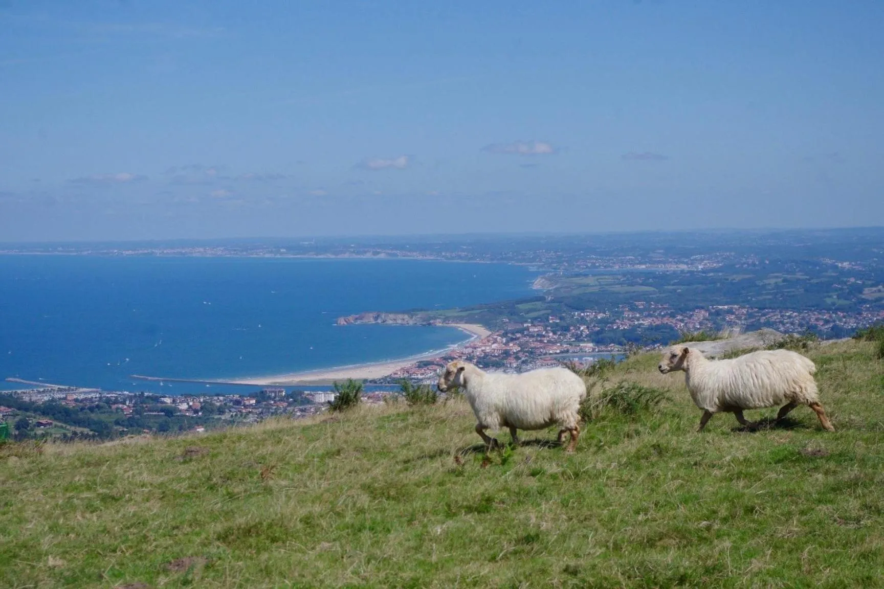 Hiking in Chambres d'hôtes "HOR DAGO" près de la gare d'Hendaye avec le petit-déjeuner