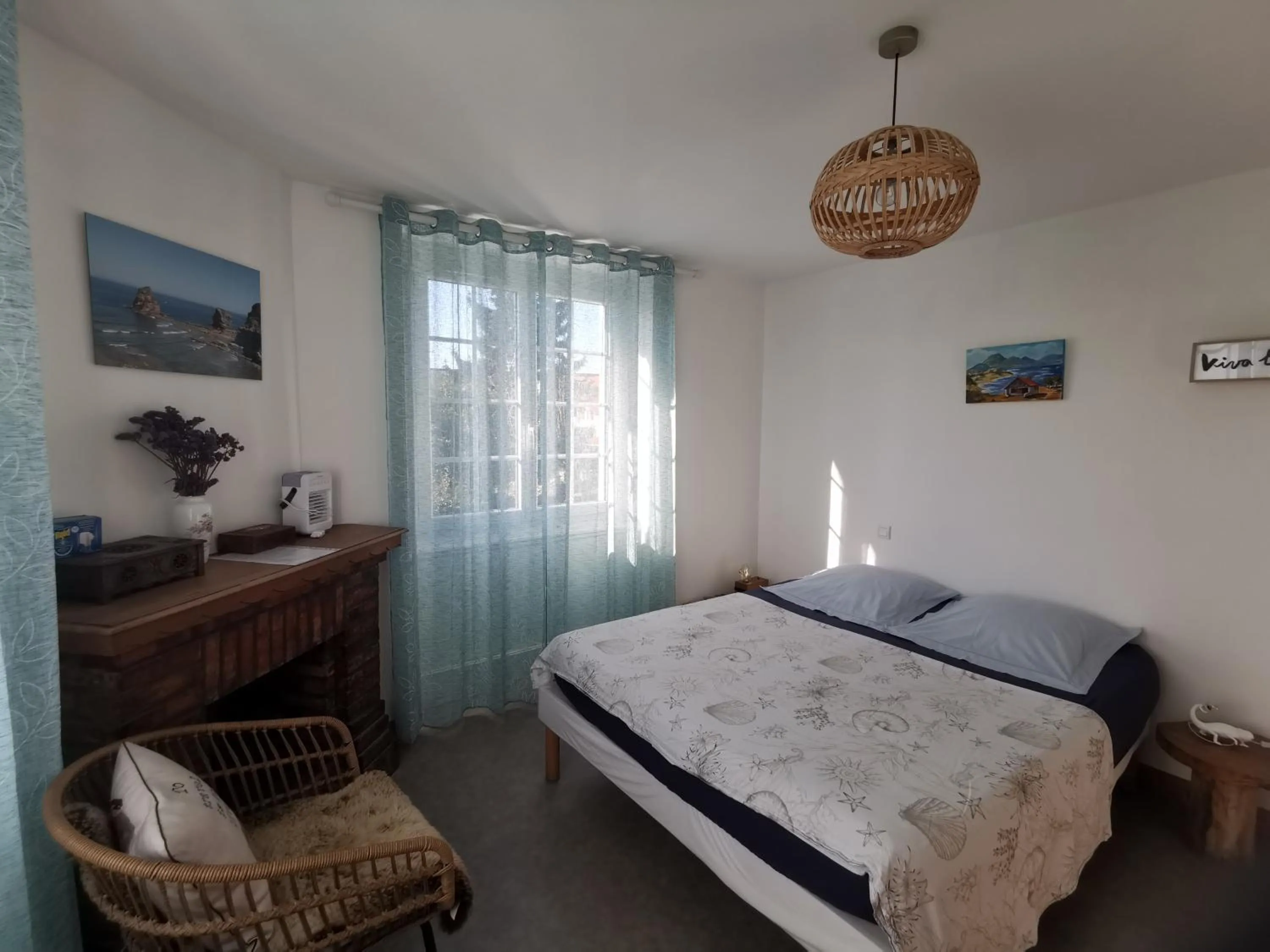 Photo of the whole room, Bed in Chambres d'hôtes "HOR DAGO" près de la gare d'Hendaye avec le petit-déjeuner