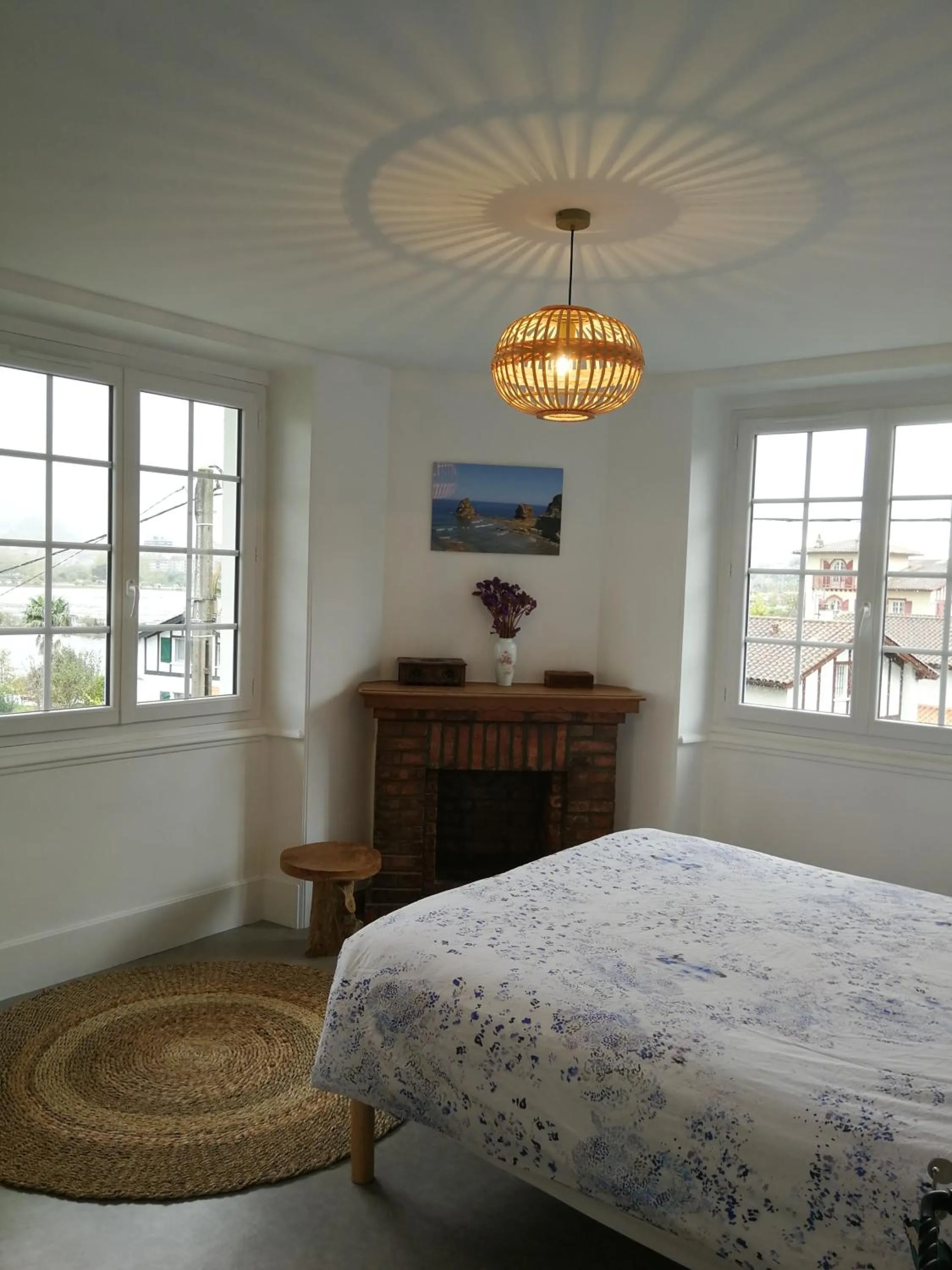 Bed in Chambres d'hôtes "HOR DAGO" près de la gare d'Hendaye avec le petit-déjeuner