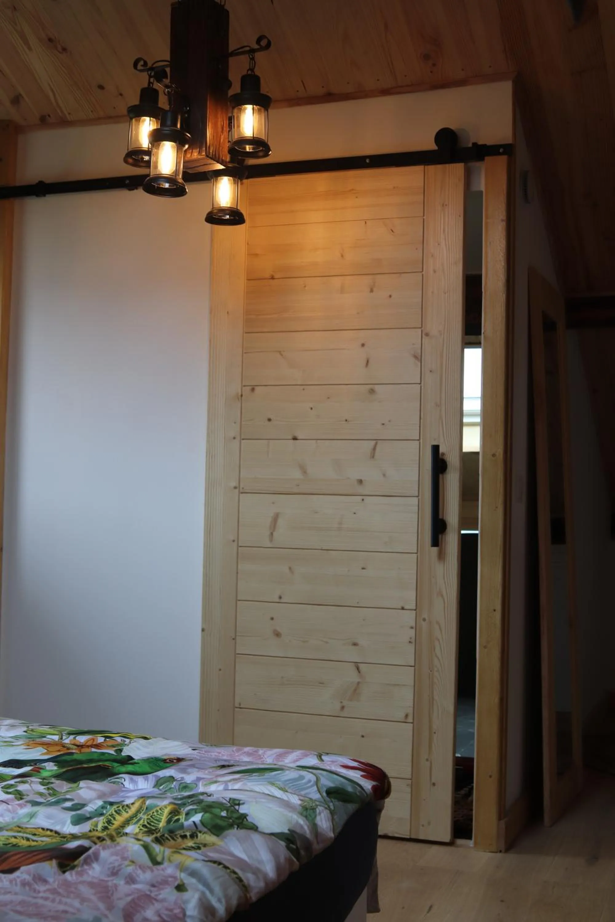 Bathroom, Bed in Chambres d'hôtes "HOR DAGO" près de la gare d'Hendaye avec le petit-déjeuner