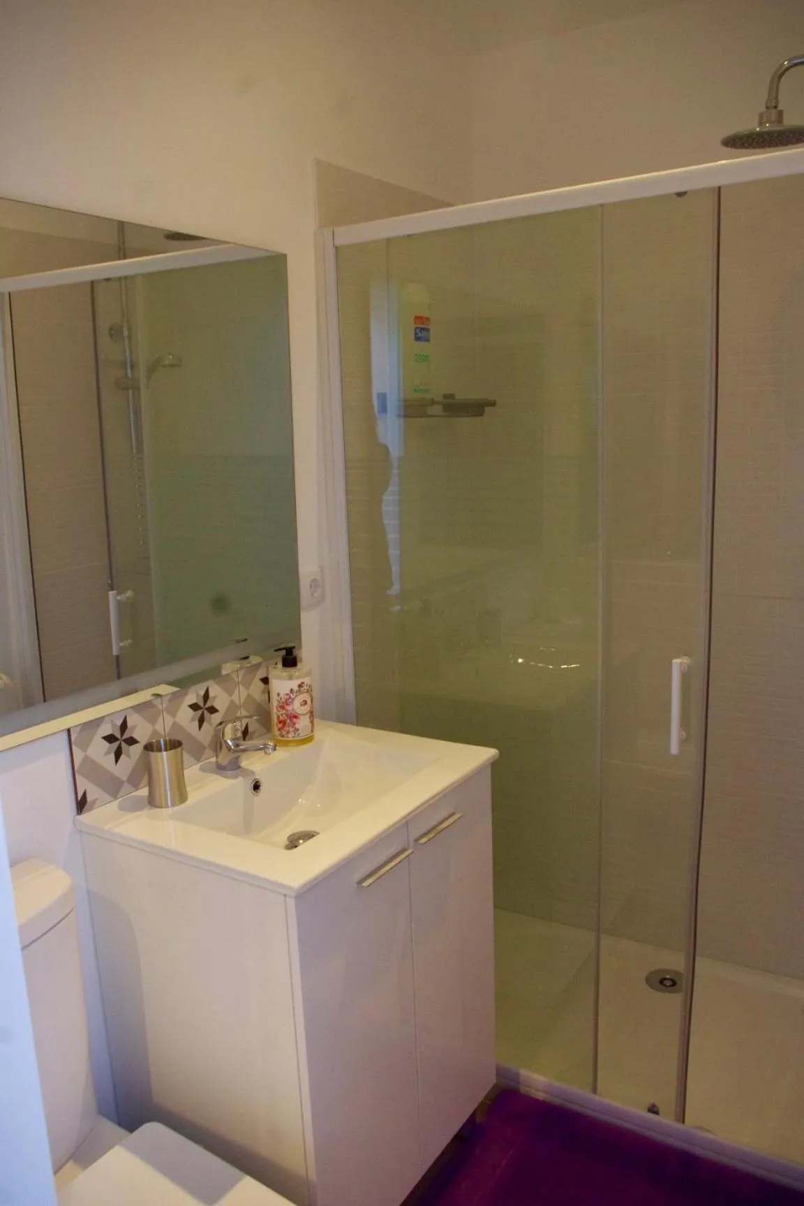 Shower in Chambres d'hôtes "HOR DAGO" près de la gare d'Hendaye avec le petit-déjeuner