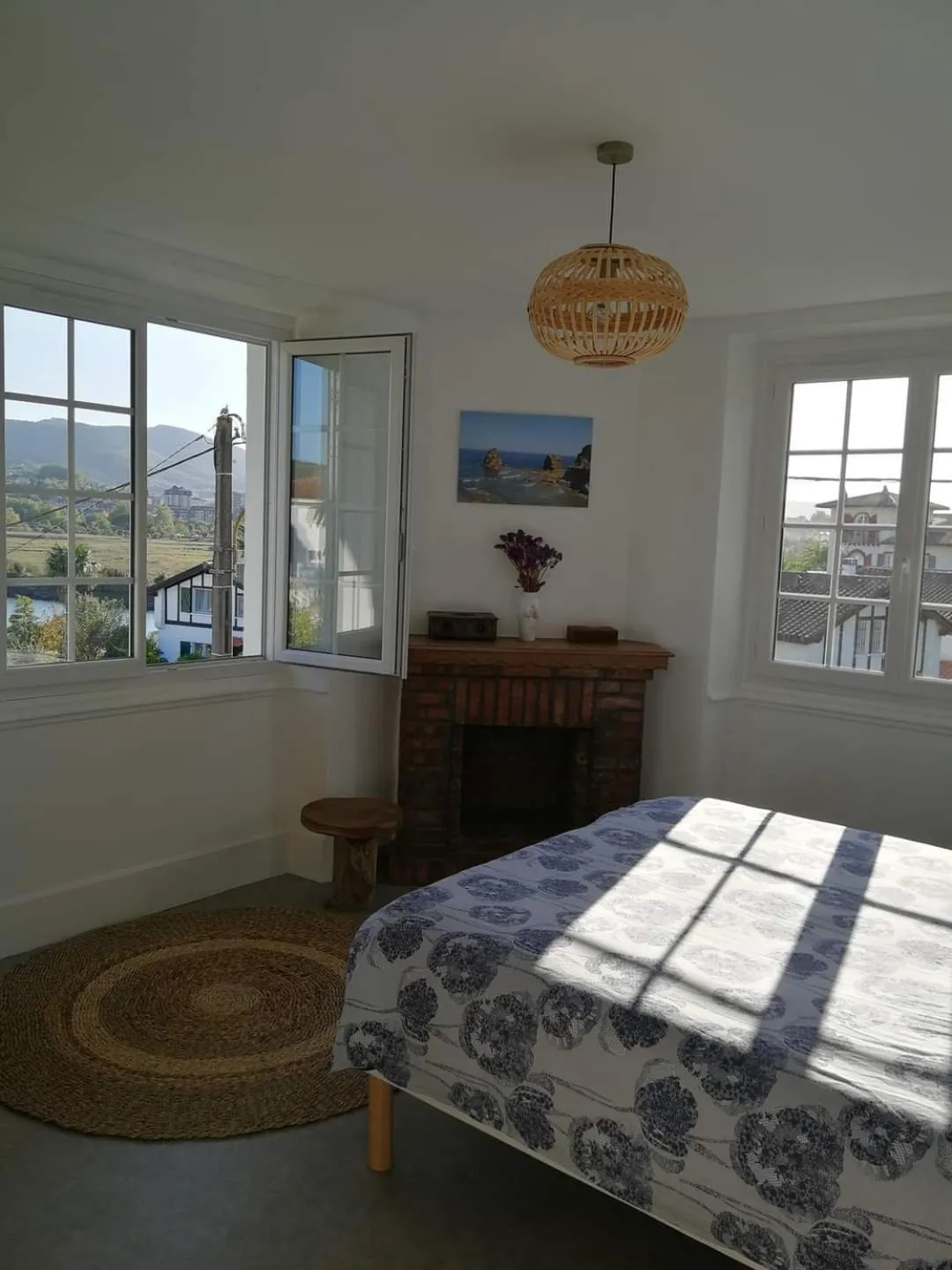 Photo of the whole room, Bed in Chambres d'hôtes "HOR DAGO" près de la gare d'Hendaye avec le petit-déjeuner