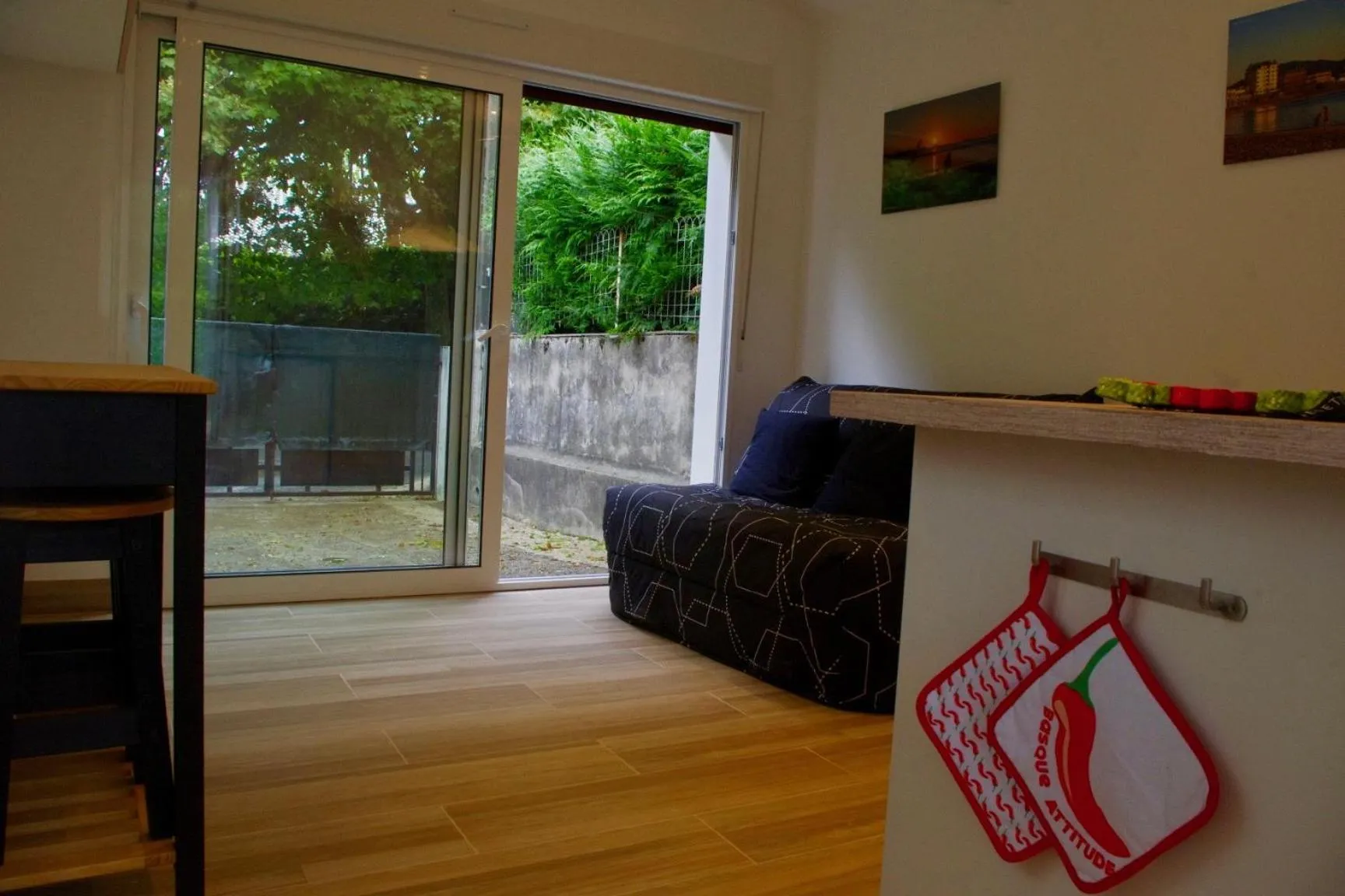 Living room in Chambres d'hôtes "HOR DAGO" près de la gare d'Hendaye avec le petit-déjeuner