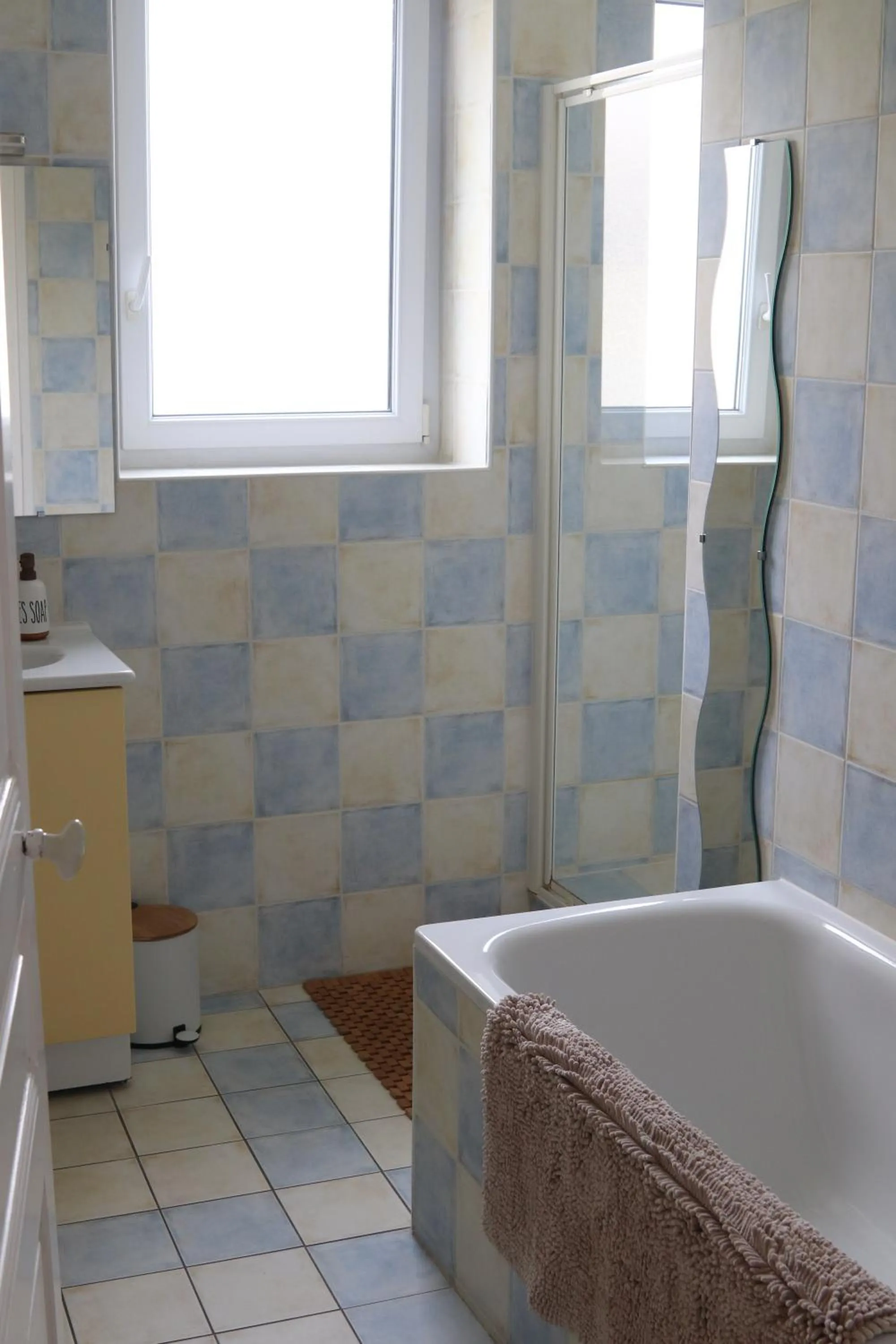 Bathroom in Chambres d'hôtes "HOR DAGO" près de la gare d'Hendaye avec le petit-déjeuner