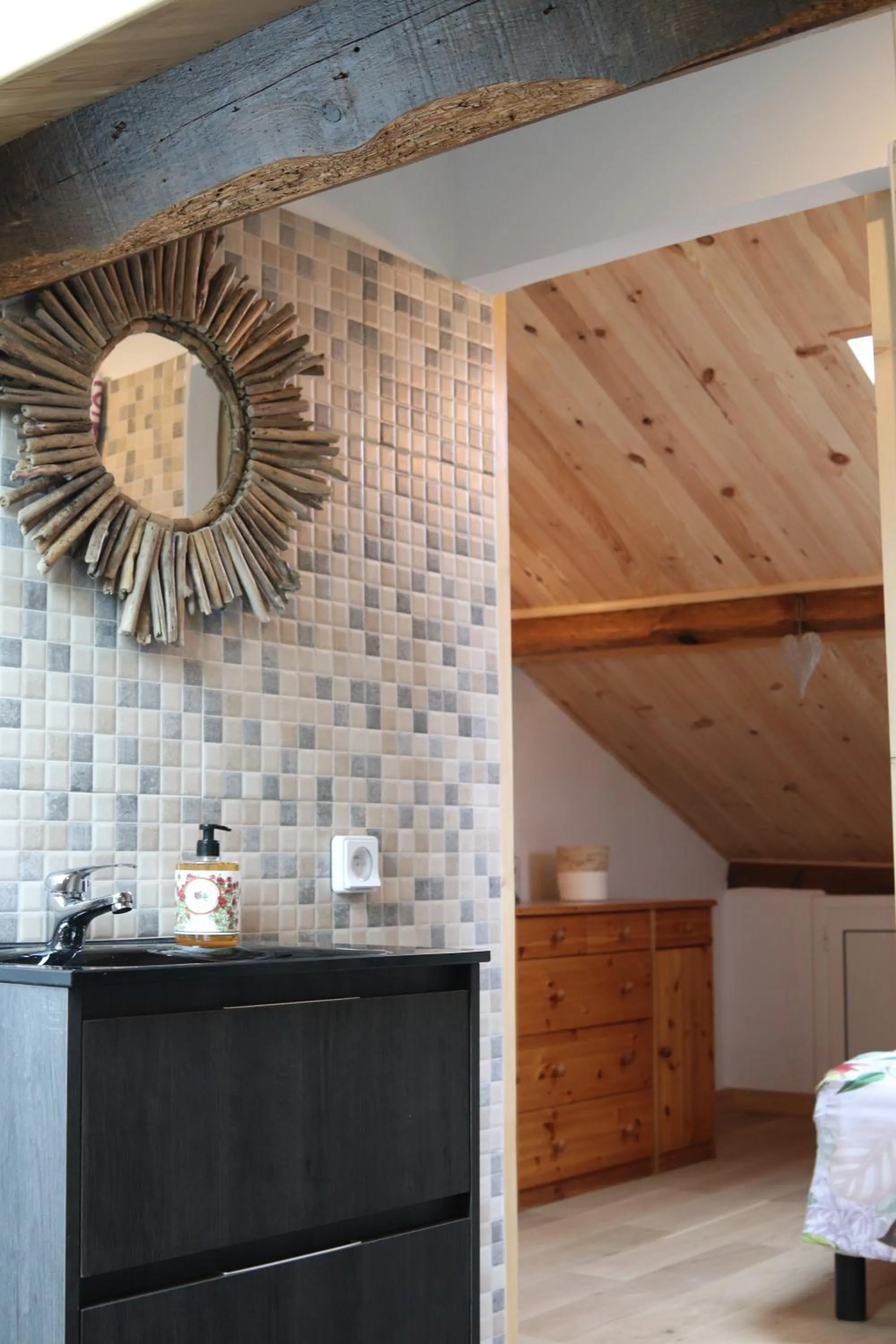 Bathroom in Chambres d'hôtes "HOR DAGO" près de la gare d'Hendaye avec le petit-déjeuner