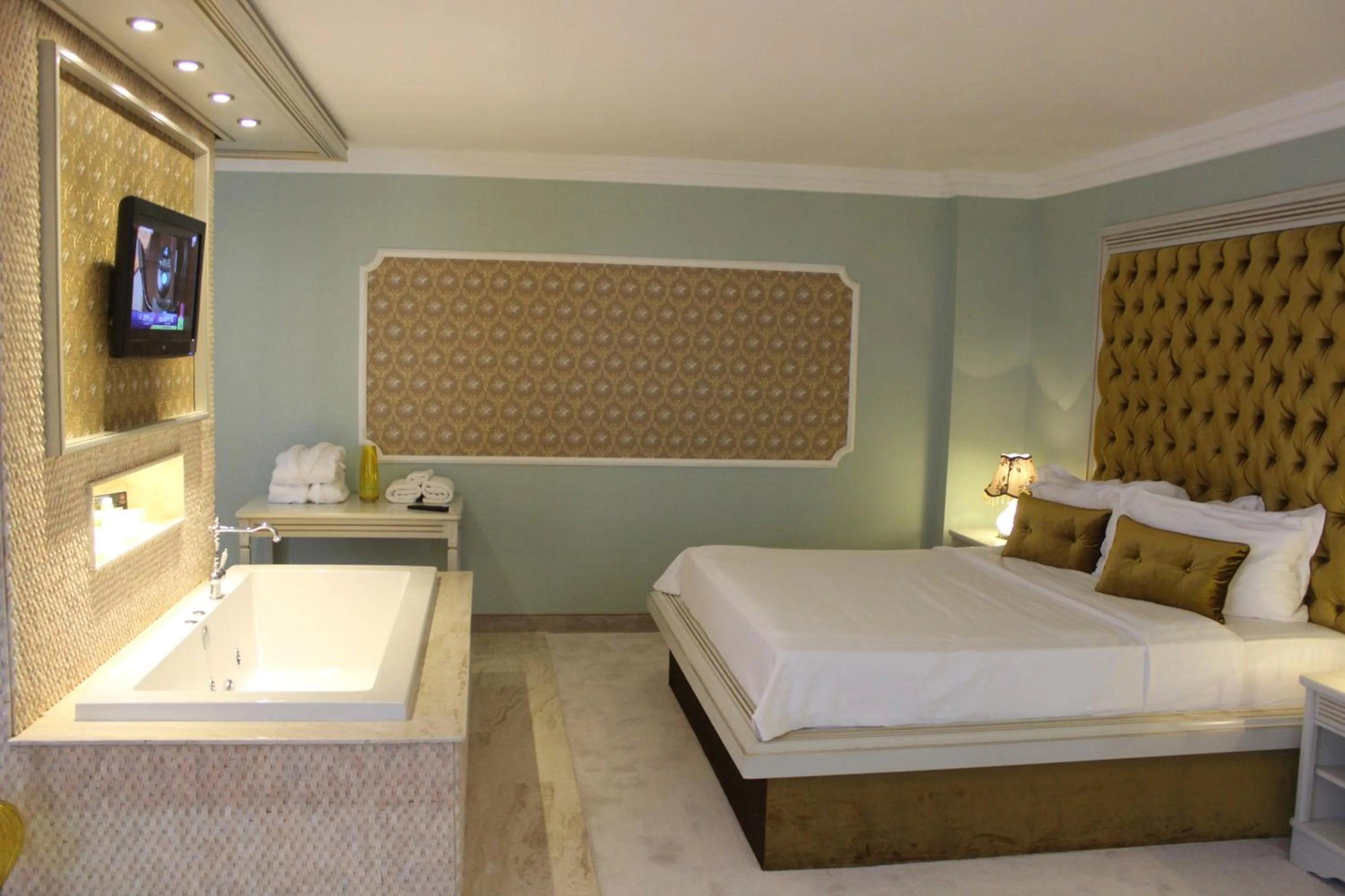 Bedroom, Bed in Phoenicia Grand Hotel