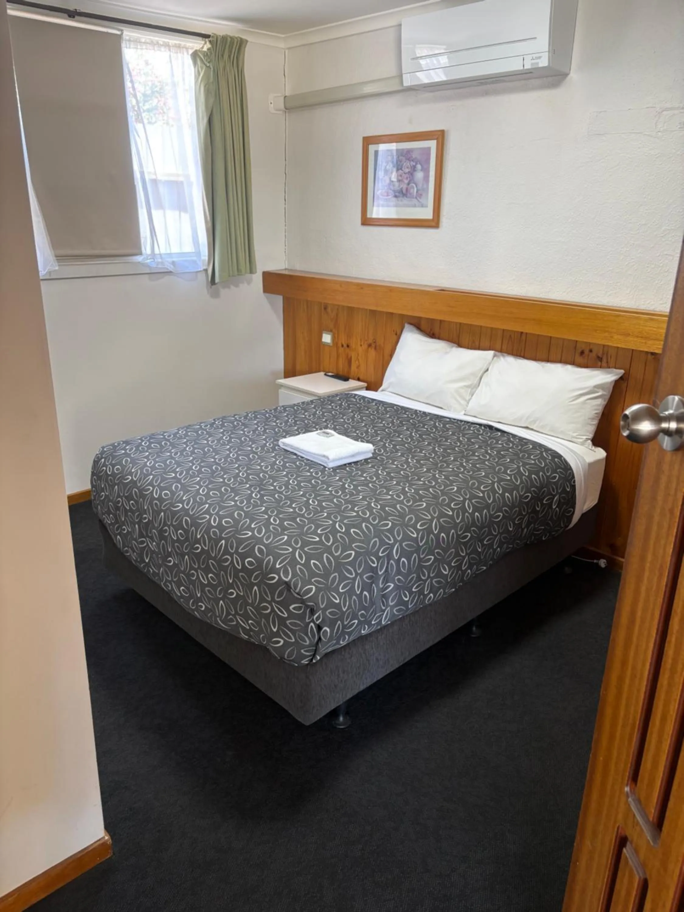 Bed in Majestic Motel