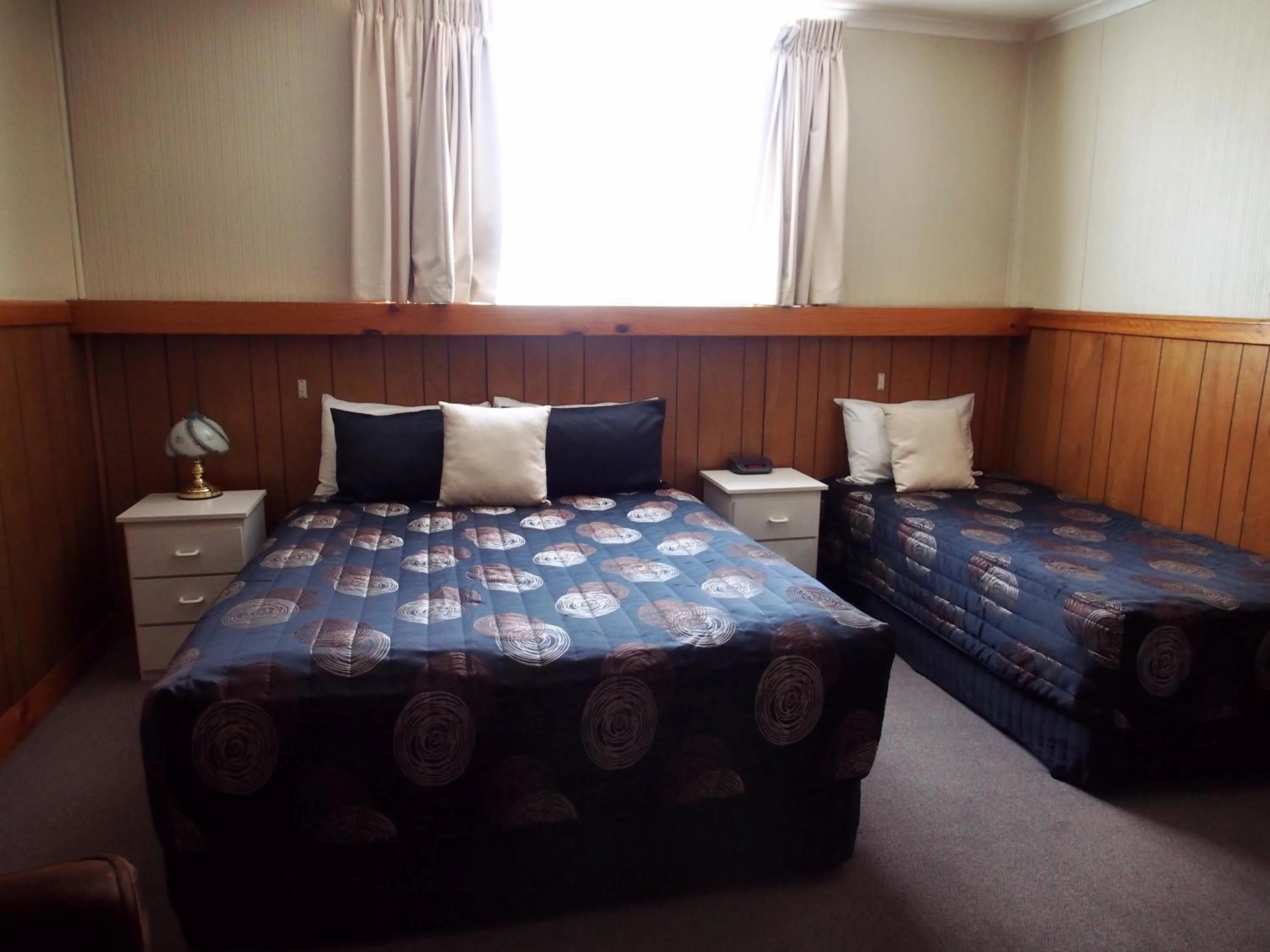 Bedroom, Bed in Majestic Motel