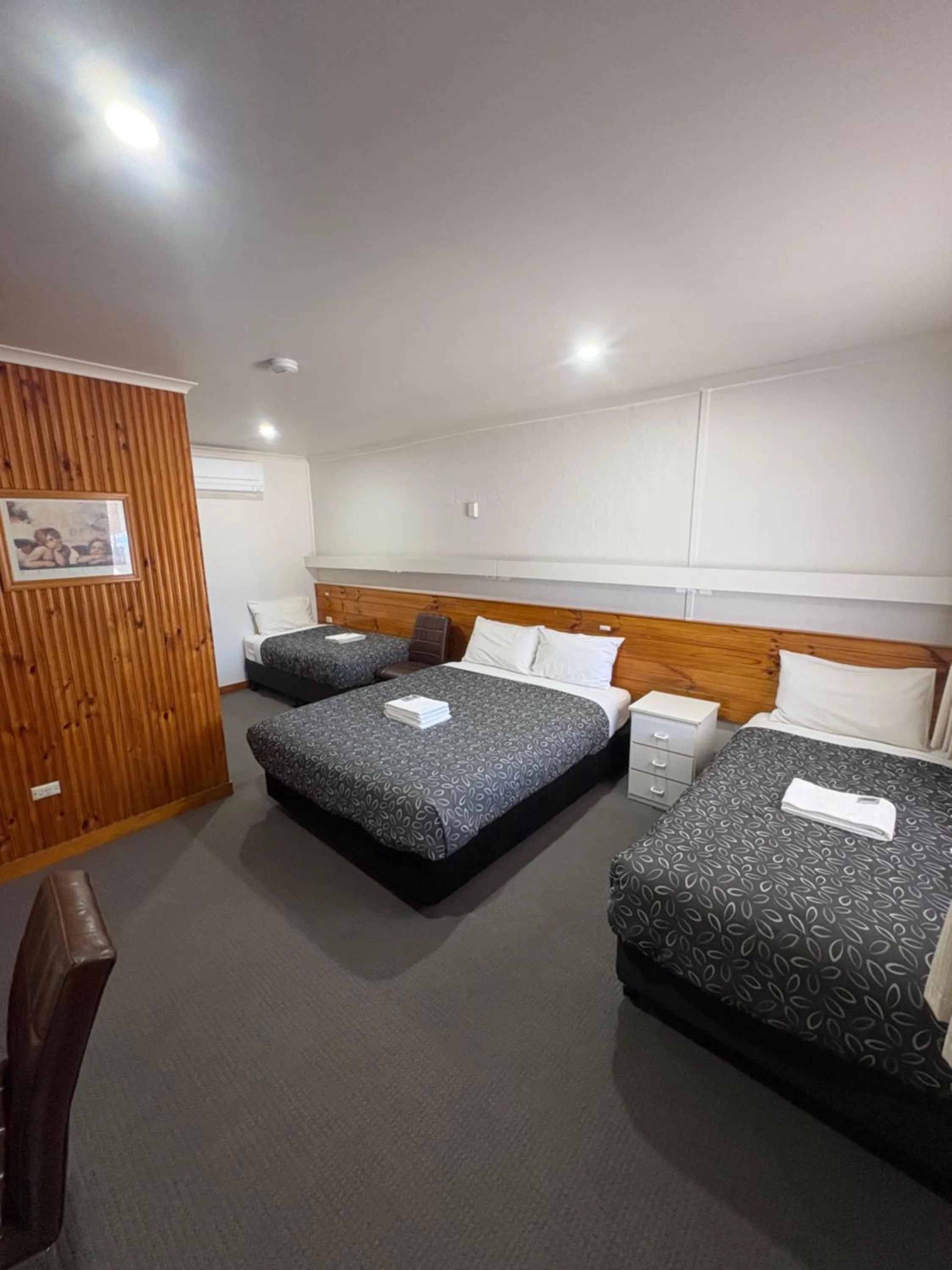 Bed in Majestic Motel