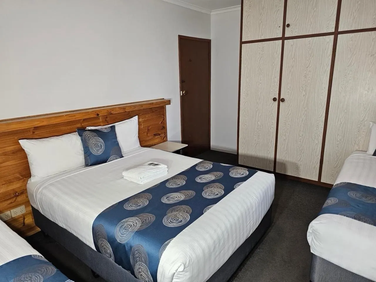 Bed in Majestic Motel